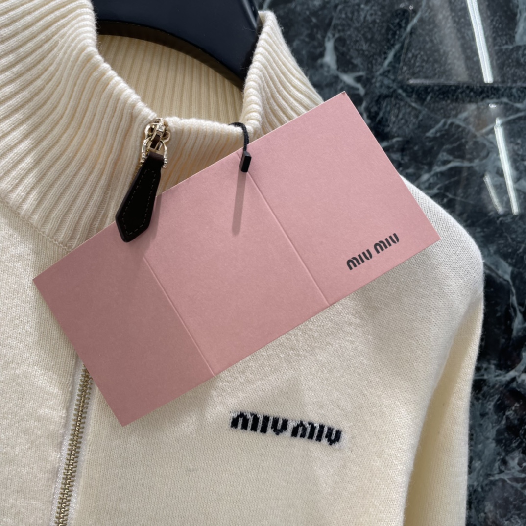 Miu 25 autumn-winter knitted cardigan with stand-up collar, fine texture, ribbed trim, elbow suede patches. Retro academic style, warm, versatile for daily wear. Sizes S,M,L.-Big cat