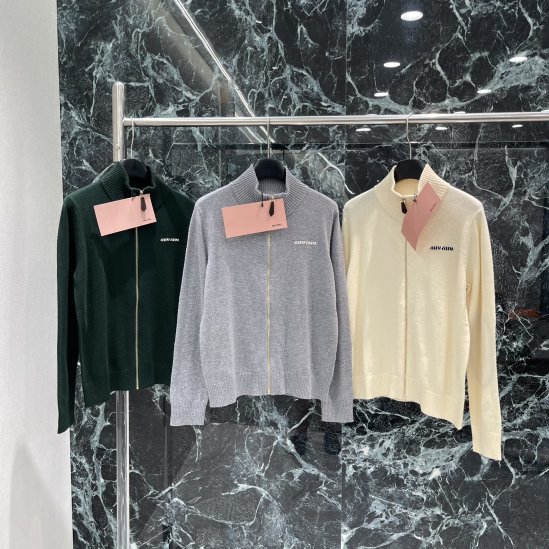 Miu 25 autumn-winter knitted cardigan with stand-up collar, fine texture, ribbed trim, elbow suede patches. Retro academic style, warm, versatile for daily wear. Sizes S,M,L.-Big cat