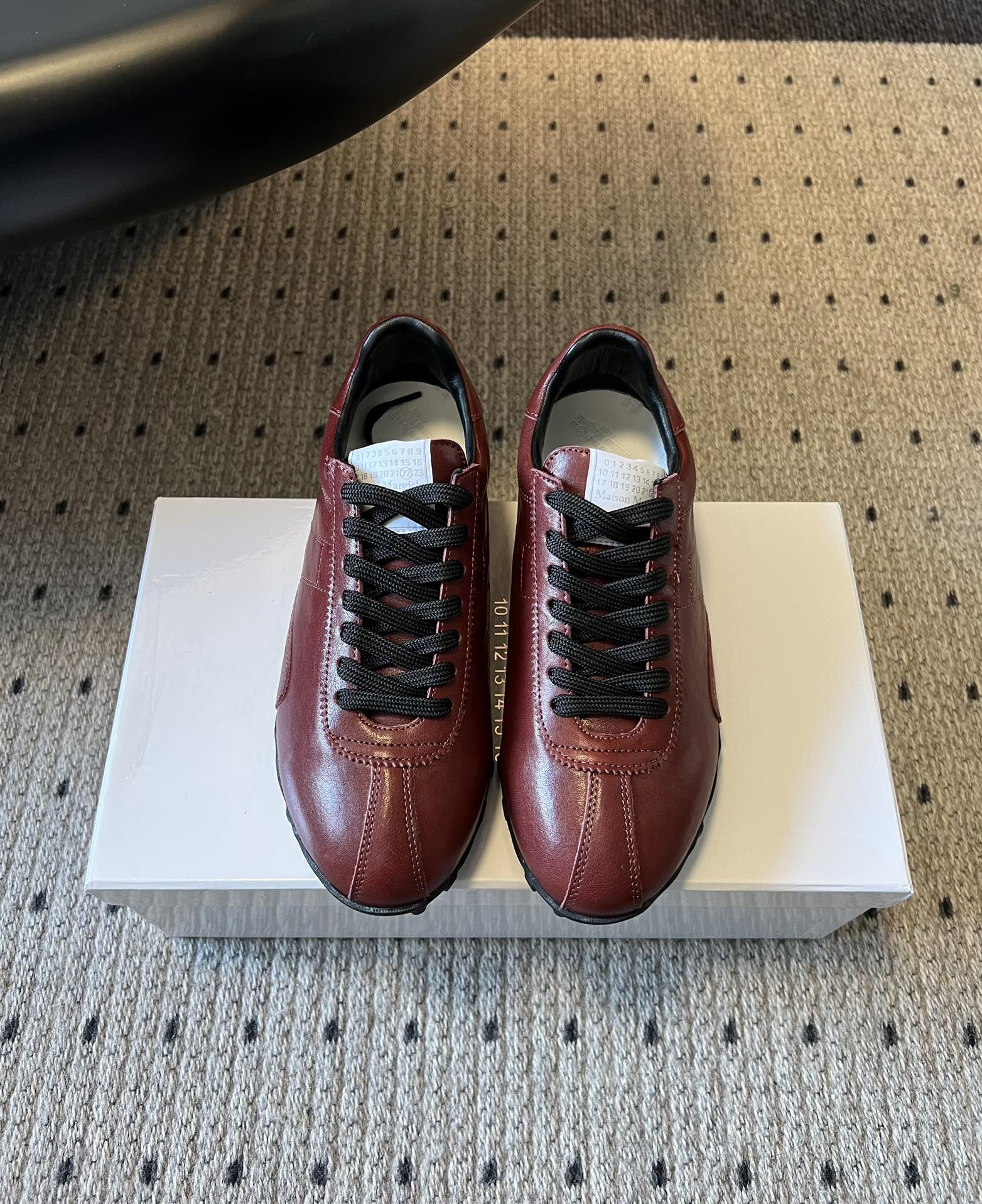 NO:560663,Maison Margiel* 25AW retro leather Forrest shoes combine retro sports and avant-garde minimalist style. The shoe shape is derived from the silhouette of classic moral training shoes. The lines are neat and smooth, retaining the simple structure of retro sneakers, and adding a niche high-end texture through the brand's iconic 'old-looking' leather treatment.  The upper is made of high-quality leather, with a soft texture and rich retro distressed details; the contrast between the color of the laces and the body of the shoe strengthens the visual hierarchy; the sole has a slight anti-slip texture, which combines a retro appearance with practical functionality. The brand logo inside the shoe or on the tongue highlights Maison Margiela's pioneering design genes, low-key but highly recognizable. Cowhide upper, cowhide lining, outsole, original molded outsole, size women's 35-40, men's 40-45, Mary Jane, mary  jane,cowhide19860909Maison Margiel* 25AW复古皮革阿甘鞋 融合复古运动与先锋极简风,鞋型源自经典德训鞋轮廓,线条利落流畅,保留复古球鞋的简约结构,又通过品牌标志性的“做旧感”皮革处理,增添小众高级质感. 采用优质皮革鞋面,质感柔软且富有复古做旧细节；鞋带与鞋身色彩形成对比,强化视觉层次；鞋底带有轻微防滑纹路,兼顾复古外观与实用功能性.鞋内或鞋舌处的品牌标识,彰显Maison Margiela的先锋设计基因,低调却极具辨识度. 鞋面牛皮 内里牛皮 大底原版开模大底 size女码35-40 男码40-45,玛丽珍,mary jane,cowhide,Women's Shoes