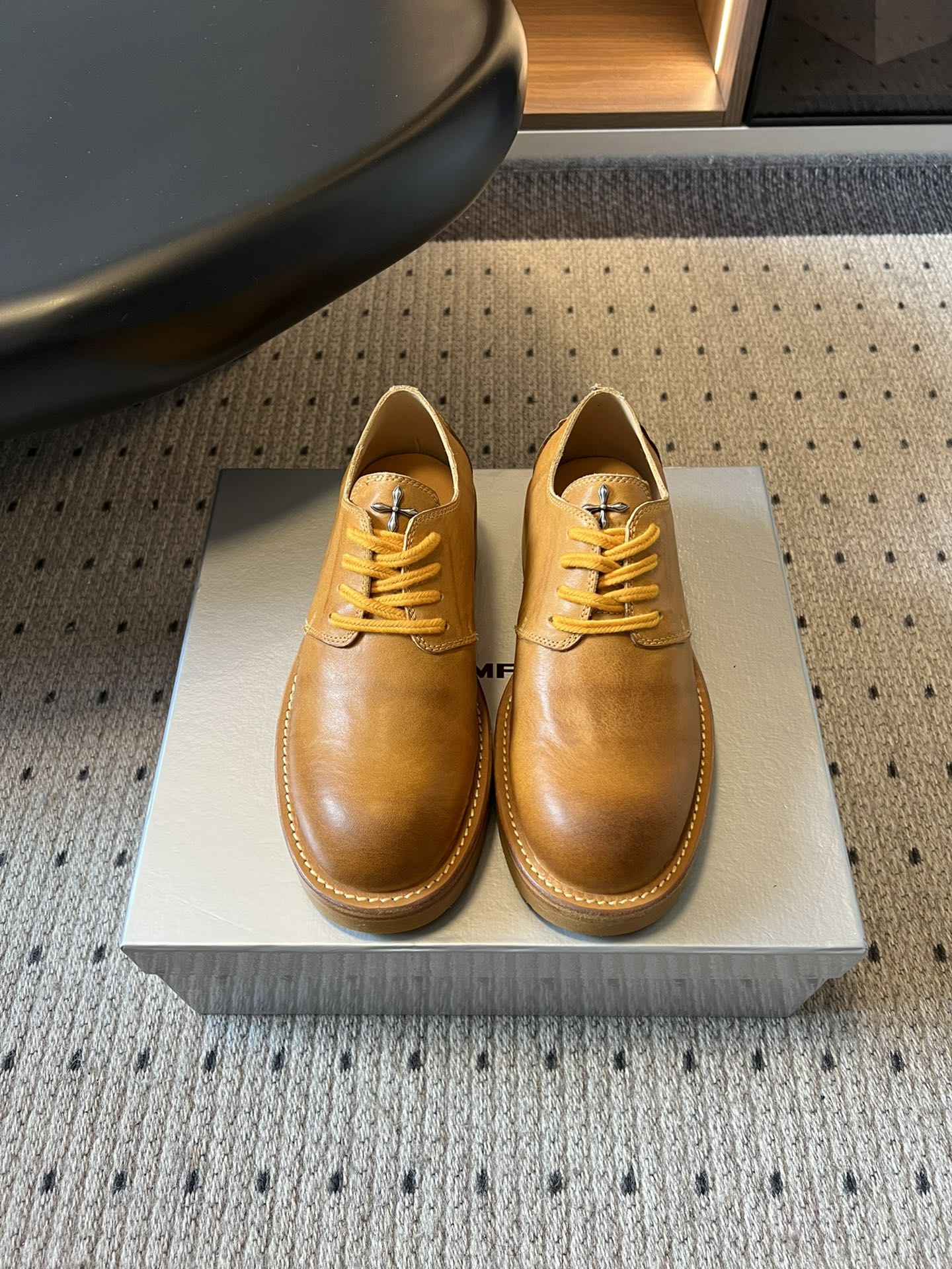 NO:615283,The top version of SMFK retro workwear-style lace-up Derby shoes continues the lace-up structure of classic Derby shoes. The shoe shape is round and full, combined with the retro distressed texture of work boots, such as the aged texture and wear effect of leather, and combines the neatness of formal shoes with the rough and casual workwear style.  The upper is made of distressed leather, which is soft to the touch and has a retro 'age' feel; the color of the shoelaces echoes the color of the shoe body, strengthening the overall sense of coordination; the thick rubber sole not only improves comfort, but also adds tough details of workwear style. The toe is rounded and not sharp, adapting to a variety of foot types; the simple stitching on the side or tongue, and the old edge treatment, highlight the handmade texture and retro tone. Cowhide upper, cowhide lining, outsole, original molded outsole  Size35-40 (40 is custom-made and cannot be returned or exchanged), loafers, loafers, boots, cowhide19860909顶级版本 SMFK 复古工装风系带德比鞋 延续经典德比鞋的系带结构,鞋型圆润饱满,结合工装靴的复古做旧质感,如皮革的做旧纹理、磨损效果,兼具正装鞋的利落与工装风的粗犷随性. 采用做旧皮革鞋面,触感柔软且自带复古“岁月感”；鞋带与鞋身色彩呼应,强化整体协调感；厚实的橡胶鞋底,既提升舒适度,又增添工装风的硬朗细节.鞋头圆润不尖锐,适配多种脚型；鞋侧或鞋舌处的简约缝线、做旧边缘处理,凸显手工质感与复古调性. 鞋面牛皮 内里牛皮 大底原版开模大底 Size35-40（40定做不退换）,乐福鞋,loafers,boots,cowhide,Women's Shoes