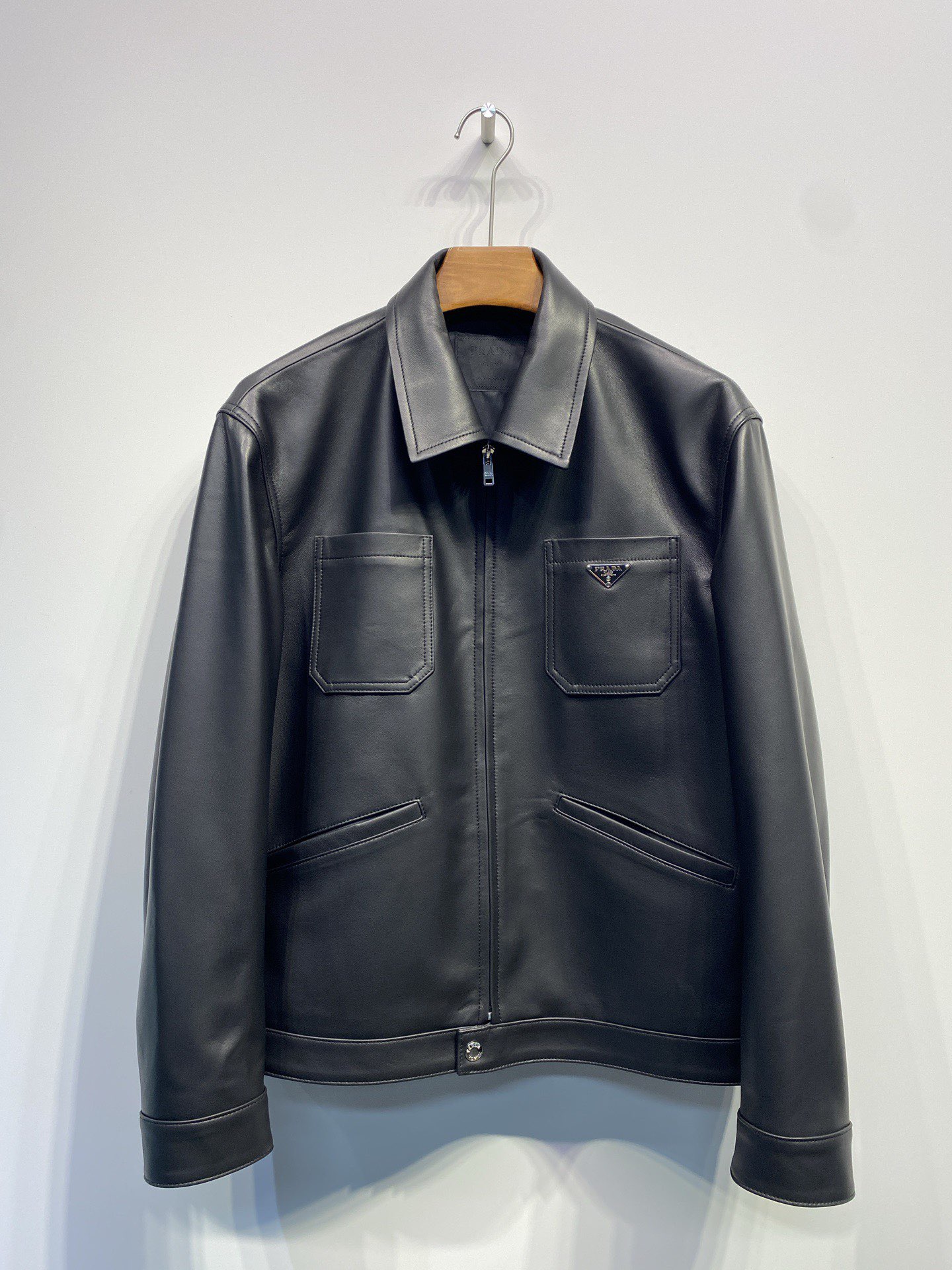 La nueva chaqueta con solapa de Prada. La tela está hecha de piel de oveja importada. El diseño de solapa combina con e…
