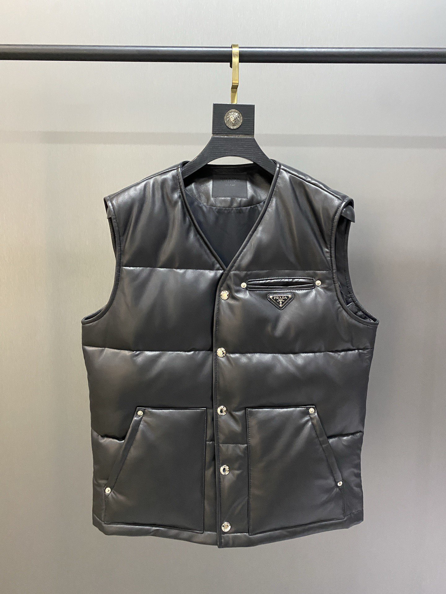 Prada Otoño e Invierno Chaqueta Chaleco de Cuero Genuino. El tejido es piel de oveja importada. 90 relleno de plumón es…
