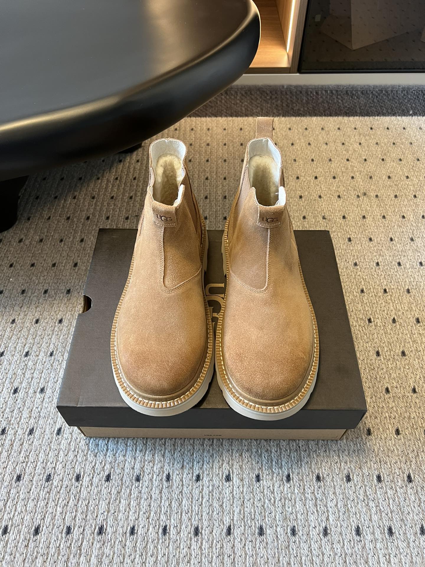 NO:559480,UG* new solid color flat-soled simple Chelsea boots for autumn and winter. The upper is made of suede fabric, which is soft to the touch and has a retro texture. The shoes are filled with wool lining, which can effectively lock in temperature in autumn and winter and are comfortable enough to deal with low temperature environments. The shoe shape is a classic Chelsea boot style, with a laceless design and elastic side seams, making it easy to put on and take off. The thick sole design not only improves comfort, but also subtly modifies the proportions of the legs. The small pull tab at the shoe mouth adds practical details.  High mercerized cowhide upper, Longfeng A-grade fur lining, EVA foam outsole, size 39-45, snow boots, boots, chamois leather19860909UG*秋冬新款纯色平底简约切尔西靴短靴 鞋面采用麂皮面料,触感柔软且自带复古质感；鞋内填充羊毛内衬,能在秋冬季节高效锁温,应对低温环境也足够舒适. 鞋型为经典切尔西靴款式,无鞋带设计搭配弹性侧缝,穿脱便捷且利落简约；厚底设计不仅提升舒适度,还能 subtle 地修饰腿部比例,鞋口的小拉环则增添了实用性细节. 鞋面高丝光牛绒 内里隆丰A级皮毛一体 大底EVA发泡大底 size39-45码,雪地靴,boots,chamois leather,Women's Shoes