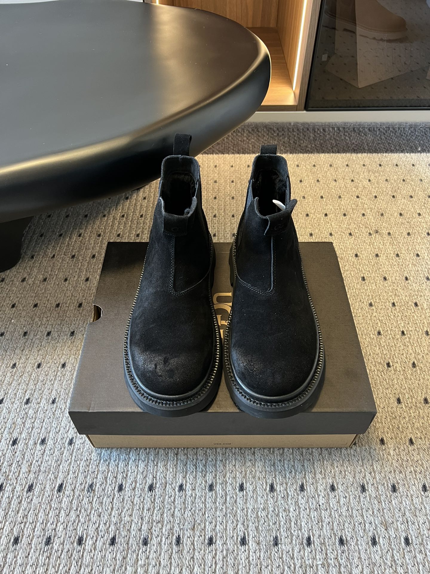 NO:559482,UG* new solid color flat-soled simple Chelsea boots for autumn and winter. The upper is made of suede fabric, which is soft to the touch and has a retro texture. The shoes are filled with wool lining, which can effectively lock in temperature in autumn and winter and are comfortable enough to deal with low temperature environments. The shoe shape is a classic Chelsea boot style, with a laceless design and elastic side seams, making it easy to put on and take off. The thick sole design not only improves comfort, but also subtly modifies the proportions of the legs. The small pull tab at the shoe mouth adds practical details.  High mercerized cowhide upper, Longfeng A-grade fur lining, EVA foam outsole, size 39-45, snow boots, boots, chamois leather19860909UG*秋冬新款纯色平底简约切尔西靴短靴 鞋面采用麂皮面料,触感柔软且自带复古质感；鞋内填充羊毛内衬,能在秋冬季节高效锁温,应对低温环境也足够舒适. 鞋型为经典切尔西靴款式,无鞋带设计搭配弹性侧缝,穿脱便捷且利落简约；厚底设计不仅提升舒适度,还能 subtle 地修饰腿部比例,鞋口的小拉环则增添了实用性细节. 鞋面高丝光牛绒 内里隆丰A级皮毛一体 大底EVA发泡大底 size39-45码,雪地靴,boots,chamois leather,Women's Shoes