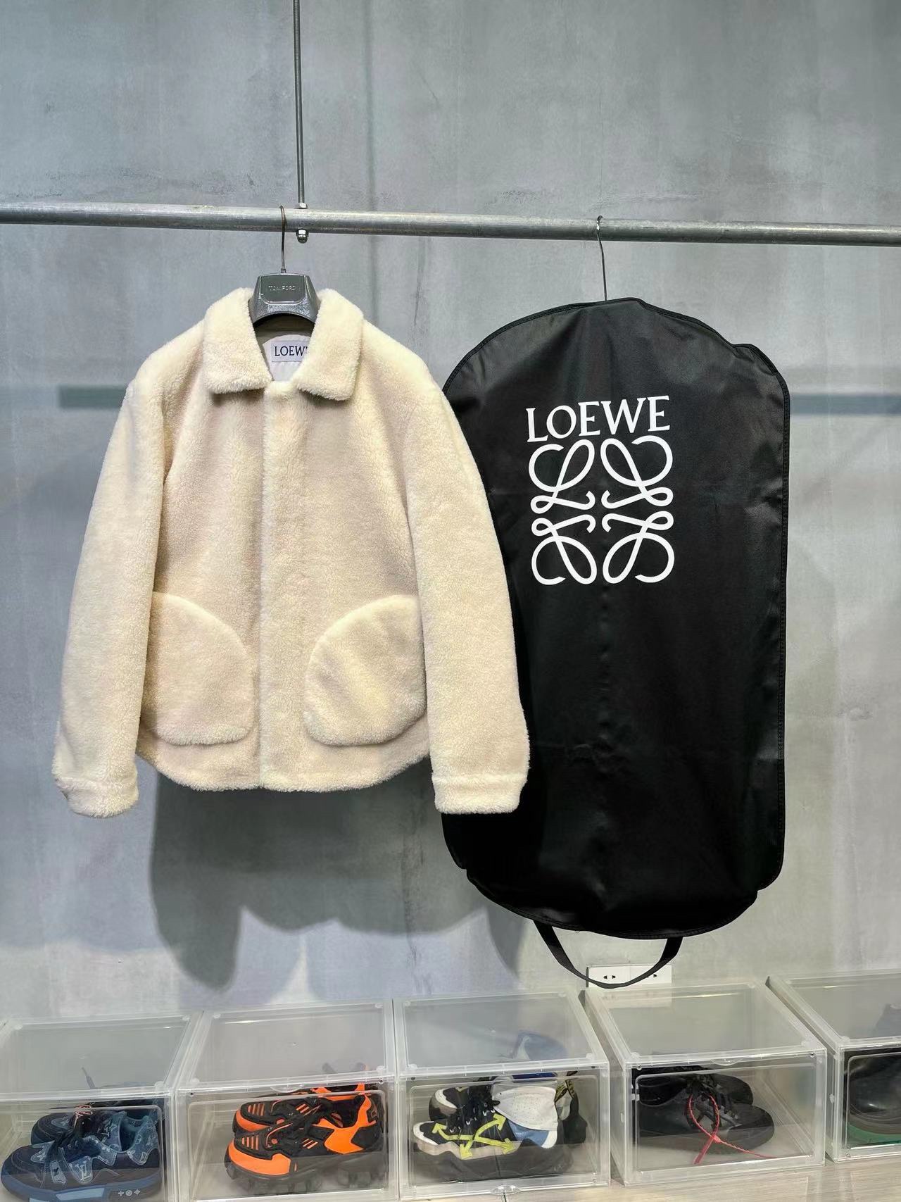 🅿️1350 Chaqueta de piel de cordero de moda de Loewe, en color blanco roto, forro de piel de cordero cálido y cómodo, c…