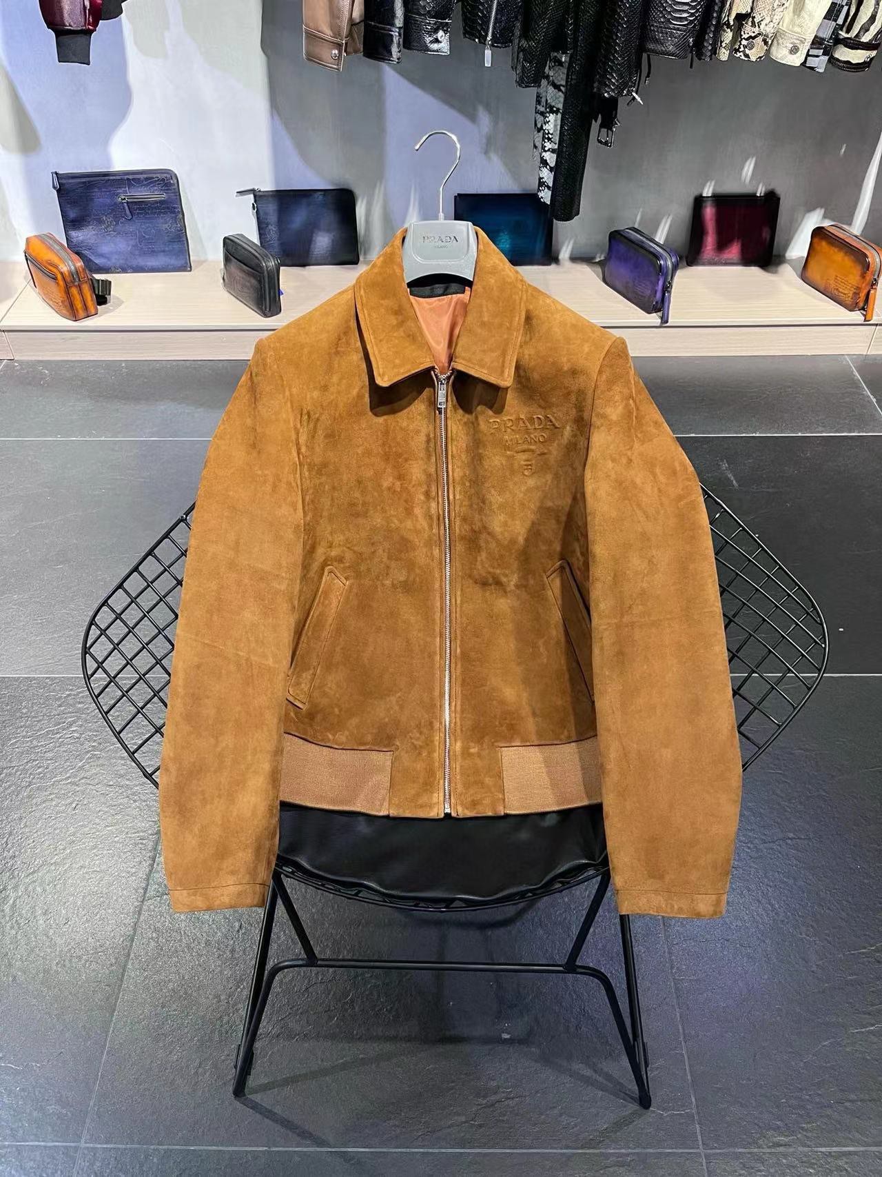¡Chaqueta de cuero con solapa informal de negocios PRADA! Número de estilo: Solapa de gamuza Material: Cuero de gamuza …
