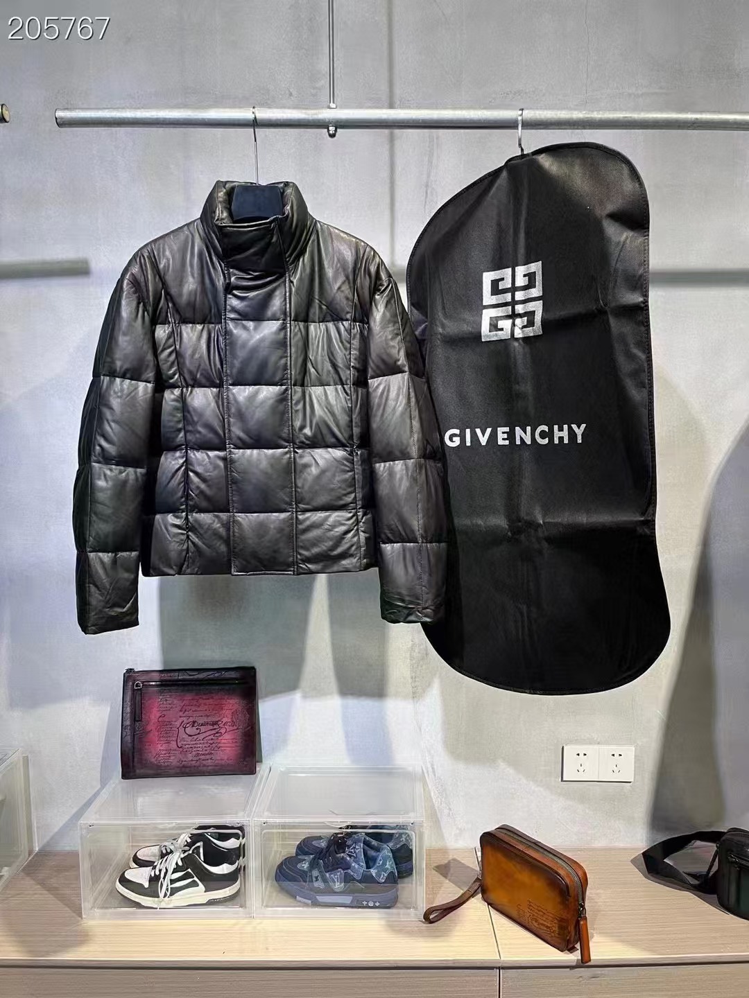 Las populares mangas largas de cuero de GVC Givenchy finalmente han sido enviadas. Nuevo en stock. Altamente recomendad…