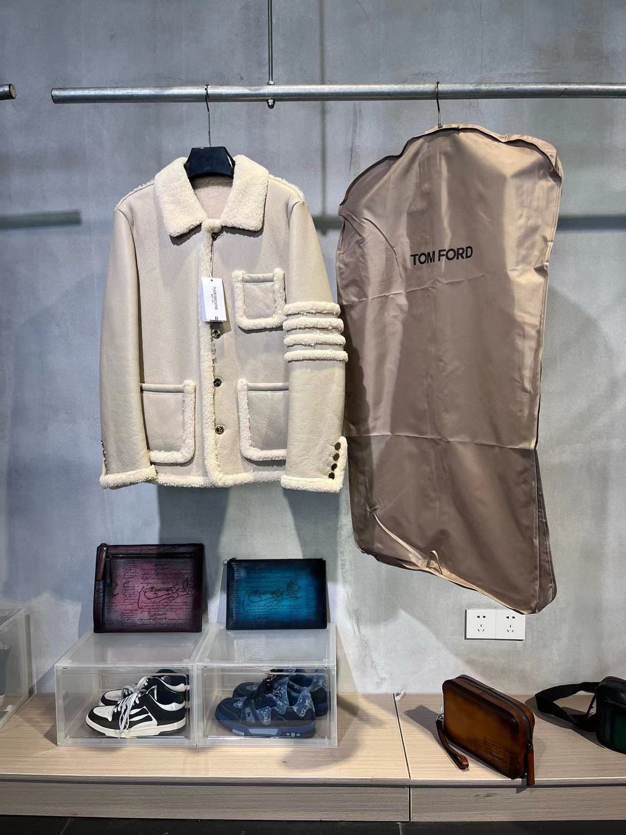 TB 20203W 重工的美利奴皮毛一体 手工裘边的四条杠设计 进口皮胚 经得住-30度严寒的考验 不是太北方的地区仅需内搭短袖即可过冬 皮毛一体本身就是羽绒类单品保暖性的两倍 年轻化的设计对于搭配也很随意 黑白两色 男女同款 Size …