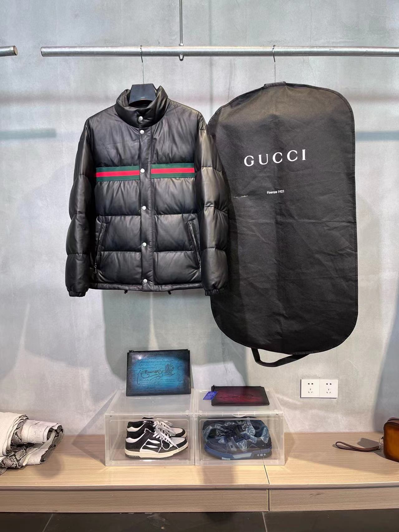 Chaqueta de cuero de Gucci. Esta chaqueta casual de cuero es simple y elegante. En el pecho, la cinta tejida roja y ver…