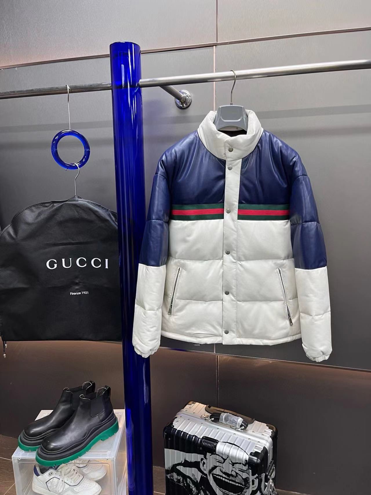Modelo XK22622, chaqueta de cuero de Gucci. Esta chaqueta casual de cuero es simple y elegante. En el pecho, la cinta t…