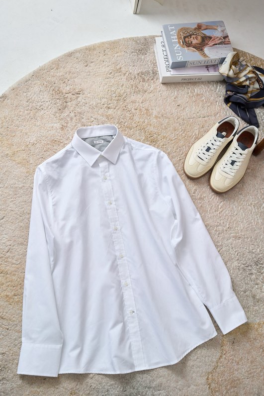 NO:571262,[Cloud Touch Workplace BC Fine Texture Square Collar Business Men's Shirt, Soft as a Cloud to Start a New Business Journey] Make business travel more comfortable. 1. Color selection: Main color light blue or white (as shown in the picture, both colors look fresh and professional) No auxiliary color (monochrome design, simple and elegant) 2. Fabric material: Pure cotton, ensuring comfort and breathability. Fine texture, with yarn-dyed fine texture, improving the overall texture 3. Style tailoring  Slim fit, fits the body curves, showing a capable image. Smooth shoulder lines, simple design of cuffs and hem. 4. Detailed design. Classic lapel design, flat collar line, easy to match with ties. Adjustable button cuffs on the cuffs, easy to adjust the tightness to suit different occasions. Back design. There are slight folds or tailoring lines in the center of the back to increase the sense of layering.   The stitching process is fine, neat and delicate, reflecting the pursuit of quality. 5. Button selection: White or buttons that coordinate with the color of the shirt to maintain the harmony and unity of the overall tone. The buttons are moderate in size and easy to fasten and unfasten. 6. Care instructions: It is recommended to hand wash or machine wash (use mild detergent), avoid exposure to sunlight, to extend the life of the shirt. Can be ironed to keep it flat and like new. Size M-3XL, shirts, ties, alexander wang19860909【云朵轻触职场BC细纹理方领商务男士衬衫,如云般柔软开启商务新旅】让商务出行,倍感惬意. 1. 颜色选择 主色调浅蓝色或白色（如图所示,两种颜色都显得清新、专业） 辅色调无（单色设计,简洁大方） 2. 面料材质 纯棉,确保舒适性和透气性 质地细腻,带有色织细纹理,提升整体质感 3. 版型剪裁 修身版型,贴合身体曲线,展现干练形象 肩部线条流畅,袖口和下摆设计简洁 4. 细节设计 翻领设计经典翻领,领口线条平整,易于搭配领带 袖口设计可调节纽扣袖口,方便调整松紧,适应不同场合 背部设计背部中央有轻微的褶皱或剪裁线条,增加层次感 缝线工艺精细缝线,工整细腻,体现品质追求 5. 纽扣选择 白色或与衬衫颜色相协调的纽扣,保持整体色调的和谐统一 纽扣大小适中,易于扣合和解开 6. 保养说明 建议手洗或机洗（使用温和洗涤剂）,避免暴晒,以延长衬衫寿命 可熨烫,保持平整如新 码数M-3XL,,shirts,ties,alexander wang,Men's clothing