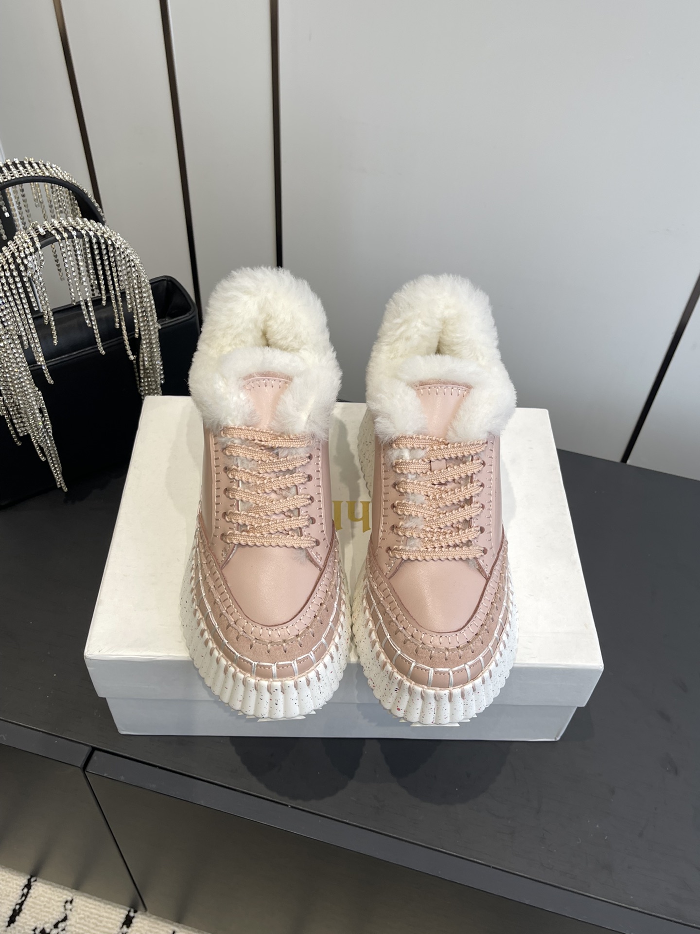 NO:560920,Chloe's new autumn and winter wool thick-soled casual shoes have become popular in the entire fashion circle. They come in a variety of colors. The fabric is made of imported cowhide. The lining is made of real wool. The texture is refreshing and breathable and does not scorch the feet. It is fashionable and simple style. Goddess love it. It is beautiful. 8cm ultra-light rubber foam vacuum outsole feels light and comfortable!  Size 35-42 (40.41.42 is custom-made and non-refundable), furry platform shoes, chloe, loewe, cowhide19860909Chloe蔻依 秋冬新款 羊毛 厚底 休闲鞋风靡整个时尚圈以来 多色多款 这款面料使用进口牛皮 内里 采用真羊毛 质地清爽透气不焖脚 时尚简约范儿 女神都爱 美翻啦 8cm超轻橡胶发泡抽真空大底 脚感轻盈舒适！码数35-42（40.41.42定做不退换）,毛毛鞋松糕鞋,chloe,loewe,cowhide,Women's Shoes