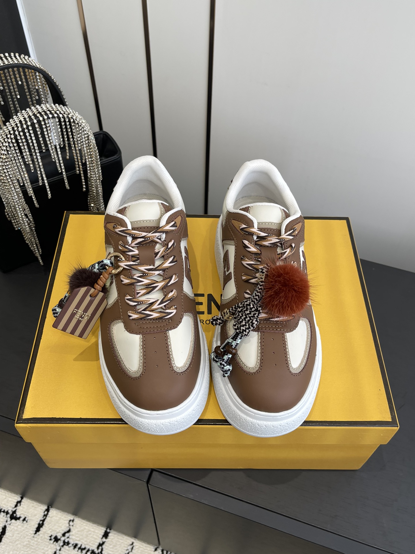 NO:560943,Fendi Fendi 25ss thick-soled match series casual sneakers. Original purchase, development and production. The first sneakers fendi match created by designer Kim Jones are similar to LV's Trainer basketball sneakers. The shoe shape is similar, with the addition of FF retro design. The upper is made of suede and leather stitching. The raised double F logo on the side is lined with terry velvet. The upper foot is super soft, lightweight and comfortable to match with a sweater. Full of youthful feeling. The fabric is original and customized imported first-layer cowhide.  The inner lining is imported custom breathable mesh. The sole is made of original molded ultra-light foam material. The sole thickness is 5CM. The size is 35-41 (40.41 customized), casual shoes/sports shoes, fendi, fendi, louis vuitton, louis   vuitton,sneakers,hoodie,sweatshirts,cowhide,chamois leather19860909Fendi芬迪 25ss 厚底match系列 休闲 运动鞋 原版购入开发 做货 设计师Kim Jones打造的首款运动鞋fendi match 和LV驴牌的Trainer篮球运动鞋 鞋型差不多 添加了FF复古的设计 鞋面采用麂皮和皮革拼接组合 侧面凸起的双F logo内里采用毛巾绒里 上脚超级柔软 轻便 舒适搭配卫衣 少年感满满 面料原版定制进口头层牛皮 内里进口定制透气网里 鞋底原版开模超轻发泡材质 底厚5CM 码数35-41（40.41订做）,休闲鞋/运动鞋,fendi,fendi,louis vuitton,louis vuitton,sneakers,hoodie,sweatshirts,cowhide,chamois leather,Women's Shoes