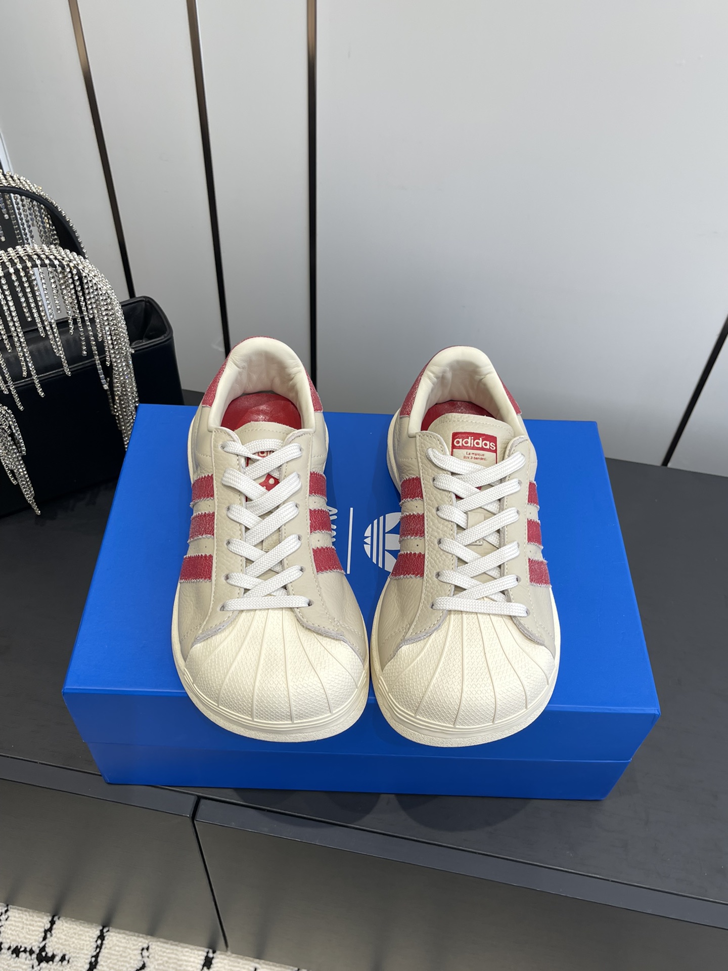 NO:560947,Adidas co-branded avavav 25ss shell toe skate shoes are different from the last collaboration. This time, the shell toe body is directly enlarged and widened, becoming a complete fashion 'square toe shell toe', which perfectly combines fashion attributes and sports trends! The shoe last and toe are widened, and the lining/tongue/insole is made of high-standard full leather. All leather surfaces are first-layer cow leather, which now truly becomes a square-toe 'leather shoe'  The retro feel is still white and red. If you need versatile attributes, black will not disappoint you. The matchability is definitely top of the list for sneakers. The shoe box is also a special shoe box with a heaven and earth cover. The twisted shape is a bit like a mirror. It can be collected by pure blue-blooded people. Size 35-40 (40 customized), casual shoes/sports shoes, adidas, sneakers, cowhide19860909adidas 联名 avavav 25ss 贝壳头 滑板鞋 不同于上次联名,这次直接在贝壳头本体上加大加宽,成为了时尚完全体“方头贝壳头”,把时装属性和运动潮流揉合的恰到好处! 鞋楦和鞋头都有加宽,内衬/鞋舌/鞋垫更是高规格的全皮,所有皮面都是头层牛皮革,这下真成方头“皮鞋”了 复古感还是白红对味,如果需要百搭属性,黑色也不会让你失望,搭配性绝对是板鞋TOP了 鞋盒也是天地盖的特别鞋盒,扭曲的造型有点哈哈镜的感觉,纯正蓝血人可以收藏的程度 码数35-40（40订做）,休闲鞋/运动鞋,adidas,sneakers,cowhide,Women's Shoes