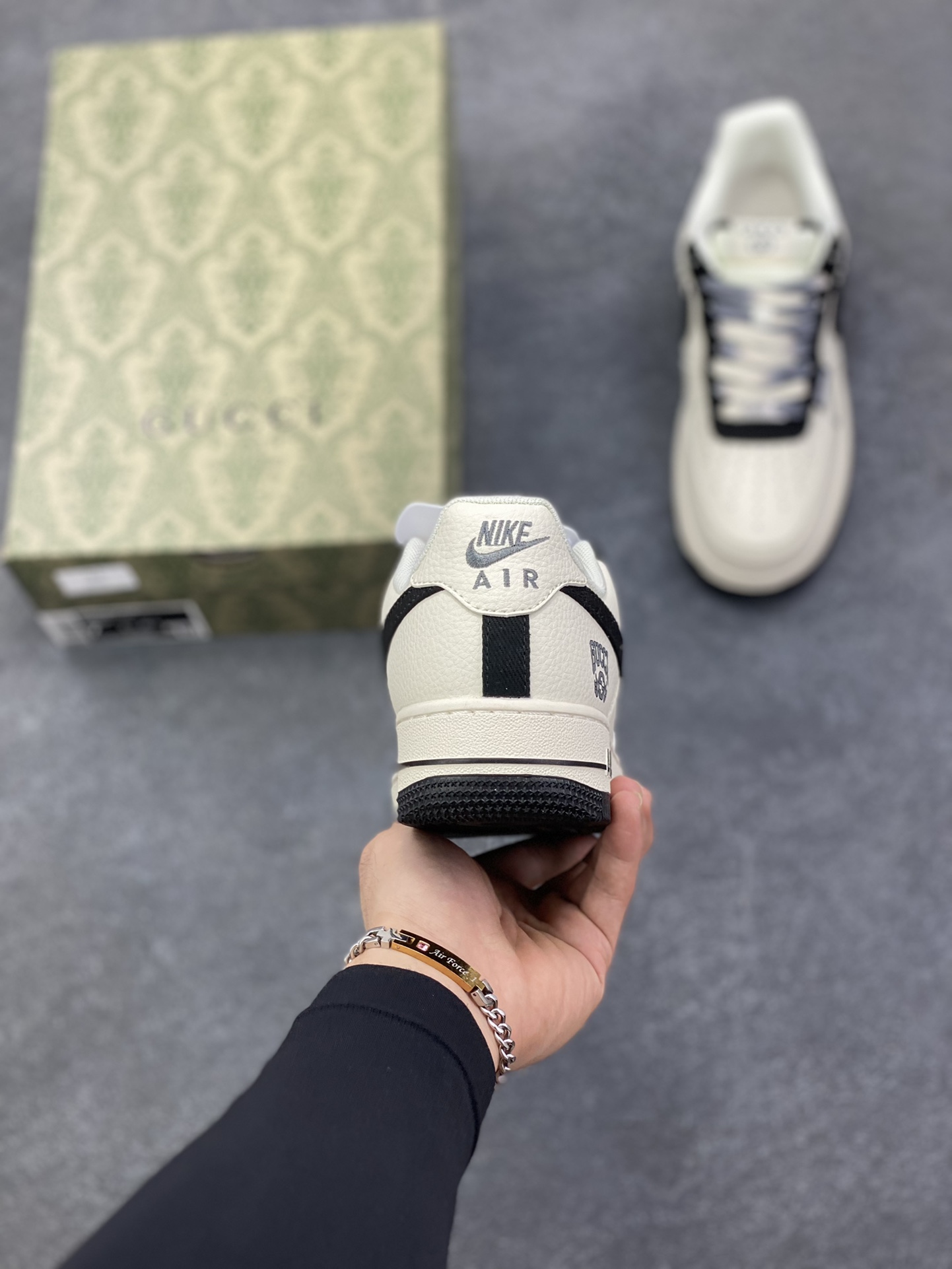 图片[4]-高端定制Nike Air Force 1 \’07 Low “古驰联名—— 米白黑帆布钩” 高端定制 低帮休闲板鞋 定制鞋盒 大厂纯原品质出货 超高清洁度 皮料切割干净无任何毛边 细节完美 货号：XD2588-605 尺码：36 36.5 37.5 38 38.5 39 40 40.5 41 42 42.5 43 44 44.5 45-选品中心