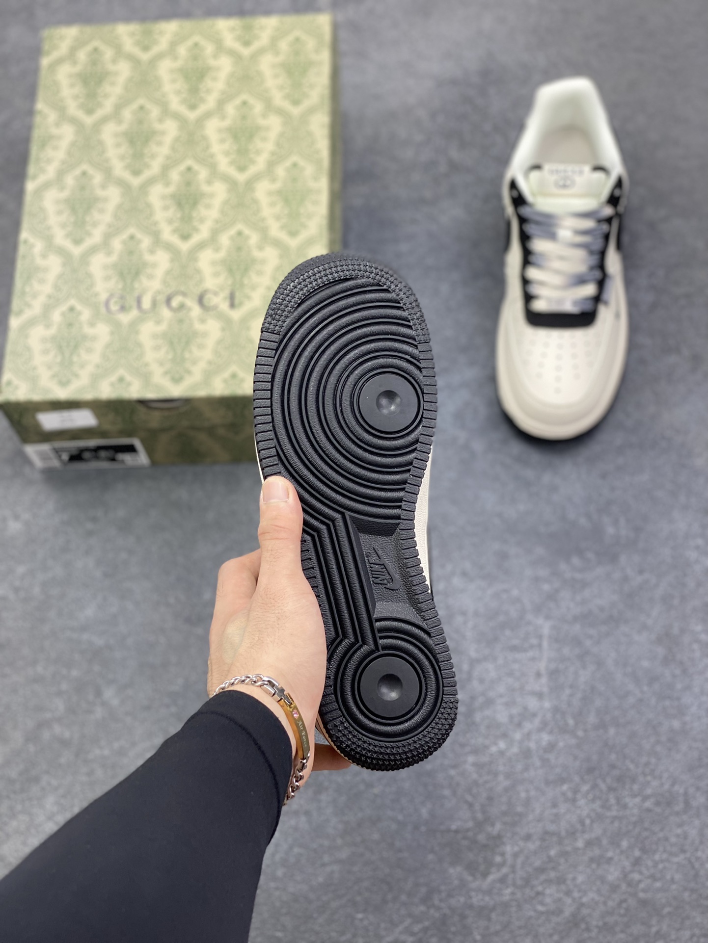 图片[5]-高端定制Nike Air Force 1 \’07 Low “古驰联名—— 米白黑帆布钩” 高端定制 低帮休闲板鞋 定制鞋盒 大厂纯原品质出货 超高清洁度 皮料切割干净无任何毛边 细节完美 货号：XD2588-605 尺码：36 36.5 37.5 38 38.5 39 40 40.5 41 42 42.5 43 44 44.5 45-选品中心