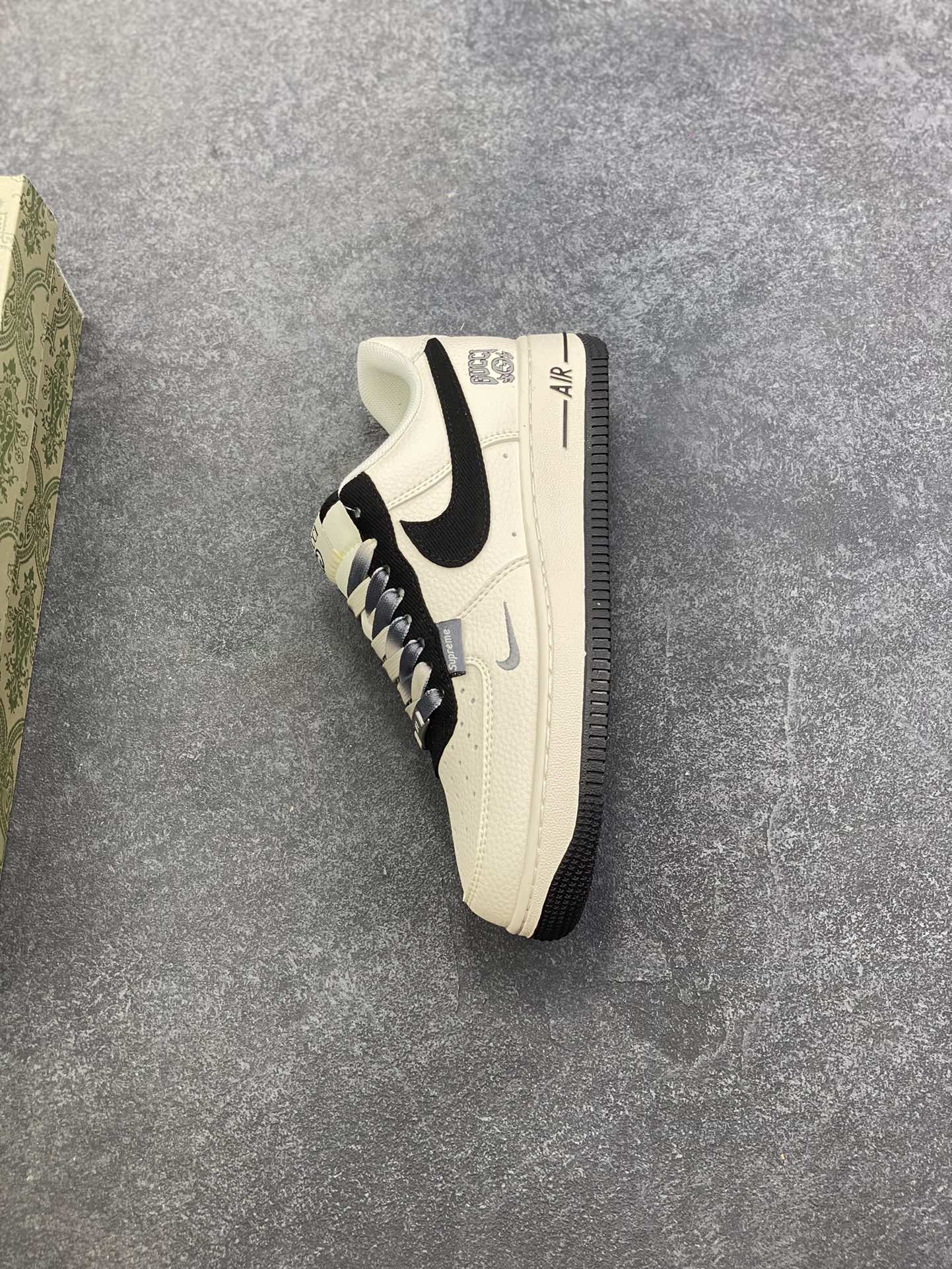 图片[7]-高端定制Nike Air Force 1 \’07 Low “古驰联名—— 米白黑帆布钩” 高端定制 低帮休闲板鞋 定制鞋盒 大厂纯原品质出货 超高清洁度 皮料切割干净无任何毛边 细节完美 货号：XD2588-605 尺码：36 36.5 37.5 38 38.5 39 40 40.5 41 42 42.5 43 44 44.5 45-选品中心