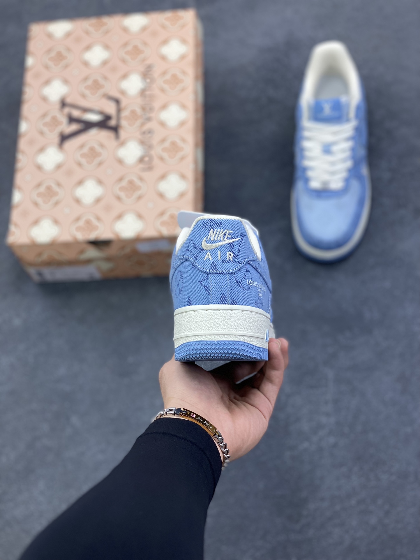 图片[4]-海外量发售！NIke Air Force 1 \’07 Low LV联名–浅蓝空军一号低帮 运动鞋 休闲鞋 折边针车 防水牛仔布 工艺难度大 原楦头原纸板 高端定制鞋盒 原厂鞋底 超高清洁度 细节完美 货号：YF9511-823 尺码：36 36.5 37.5 38 38.5 39 40 40.5 41 42 42.5 43 44 44.5 45-选品中心