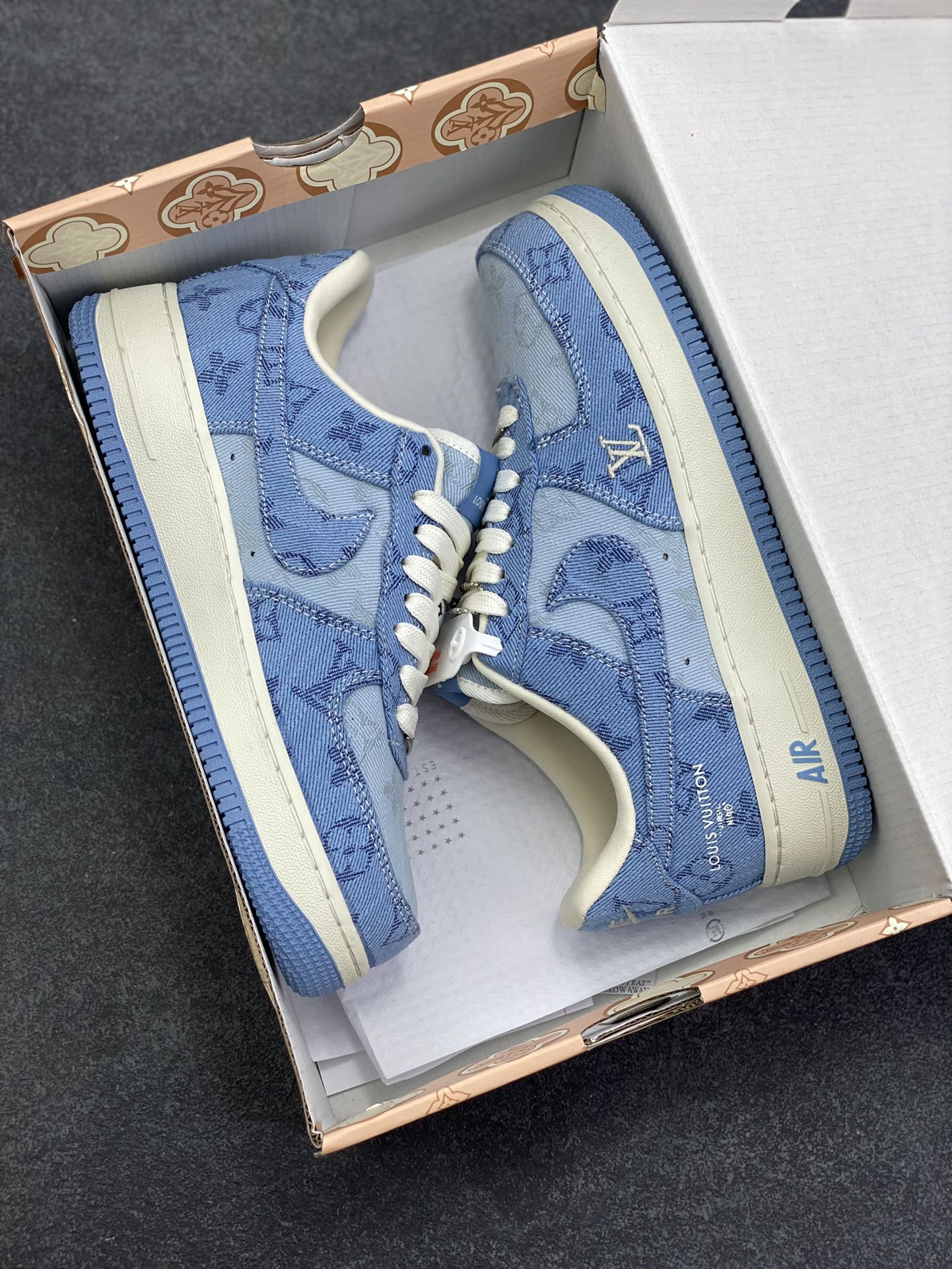 图片[9]-海外量发售！NIke Air Force 1 \’07 Low LV联名–浅蓝空军一号低帮 运动鞋 休闲鞋 折边针车 防水牛仔布 工艺难度大 原楦头原纸板 高端定制鞋盒 原厂鞋底 超高清洁度 细节完美 货号：YF9511-823 尺码：36 36.5 37.5 38 38.5 39 40 40.5 41 42 42.5 43 44 44.5 45-选品中心