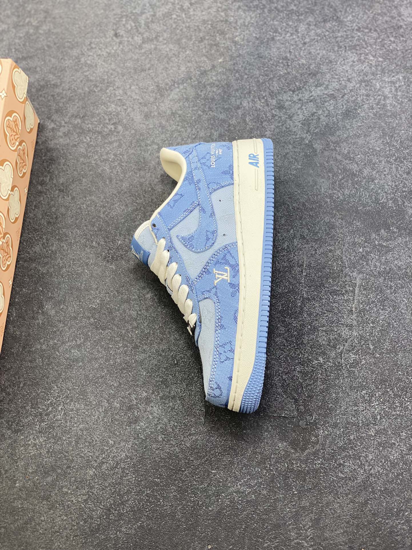 图片[7]-海外量发售！NIke Air Force 1 \’07 Low LV联名–浅蓝空军一号低帮 运动鞋 休闲鞋 折边针车 防水牛仔布 工艺难度大 原楦头原纸板 高端定制鞋盒 原厂鞋底 超高清洁度 细节完美 货号：YF9511-823 尺码：36 36.5 37.5 38 38.5 39 40 40.5 41 42 42.5 43 44 44.5 45-选品中心