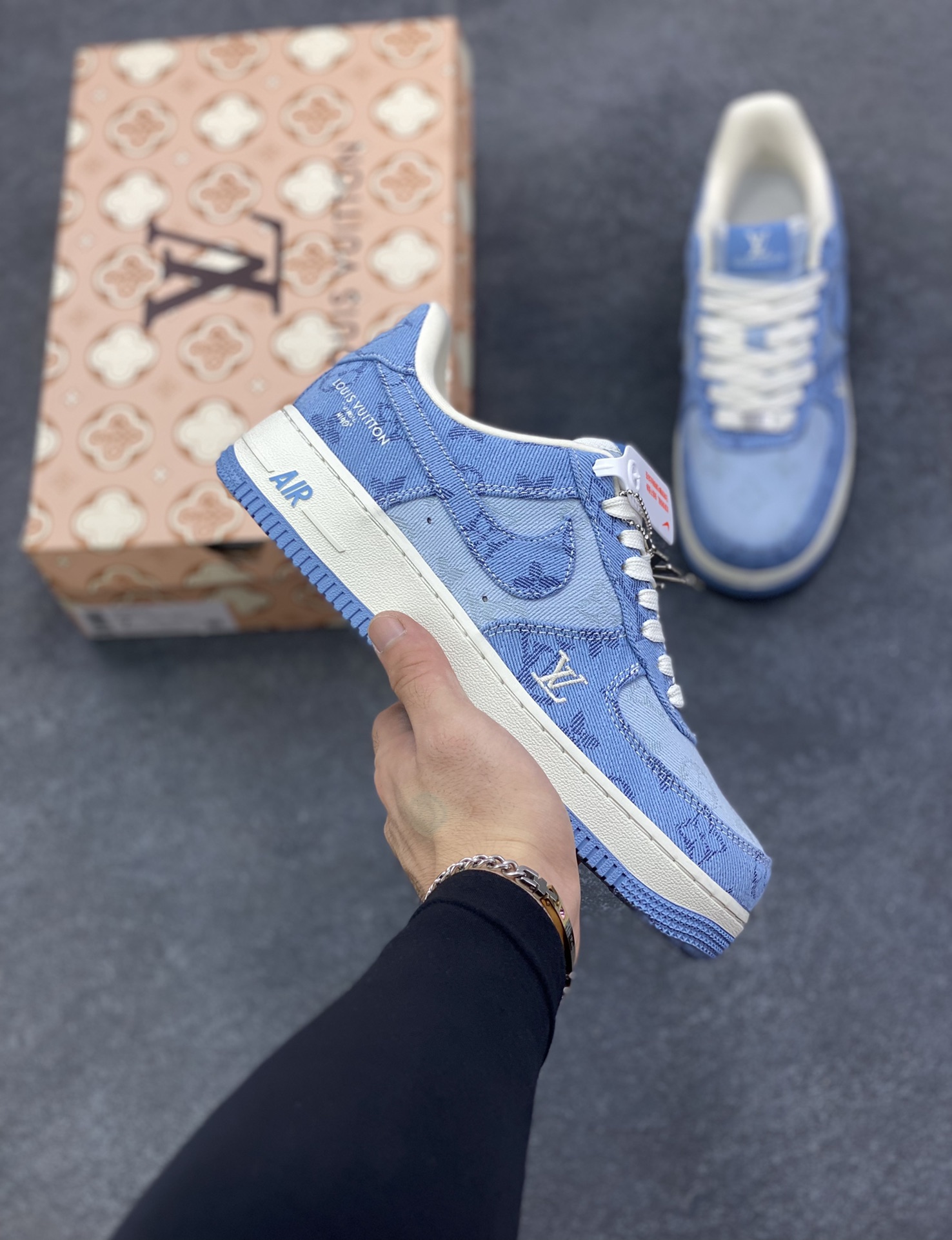 海外量发售！NIke Air Force 1 \’07 Low LV联名–浅蓝空军一号低帮 运动鞋 休闲鞋 折边针车 防水牛仔布 工艺难度大 原楦头原纸板 高端定制鞋盒 原厂鞋底 超高清洁度 细节完美 货号：YF9511-823 尺码：36 36.5 37.5 38 38.5 39 40 40.5 41 42 42.5 43 44 44.5 45-选品中心