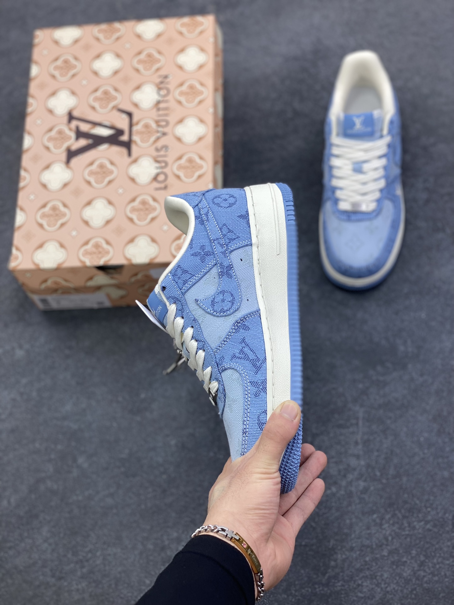 图片[3]-海外量发售！NIke Air Force 1 \’07 Low LV联名–浅蓝空军一号低帮 运动鞋 休闲鞋 折边针车 防水牛仔布 工艺难度大 原楦头原纸板 高端定制鞋盒 原厂鞋底 超高清洁度 细节完美 货号：YF9511-823 尺码：36 36.5 37.5 38 38.5 39 40 40.5 41 42 42.5 43 44 44.5 45-选品中心