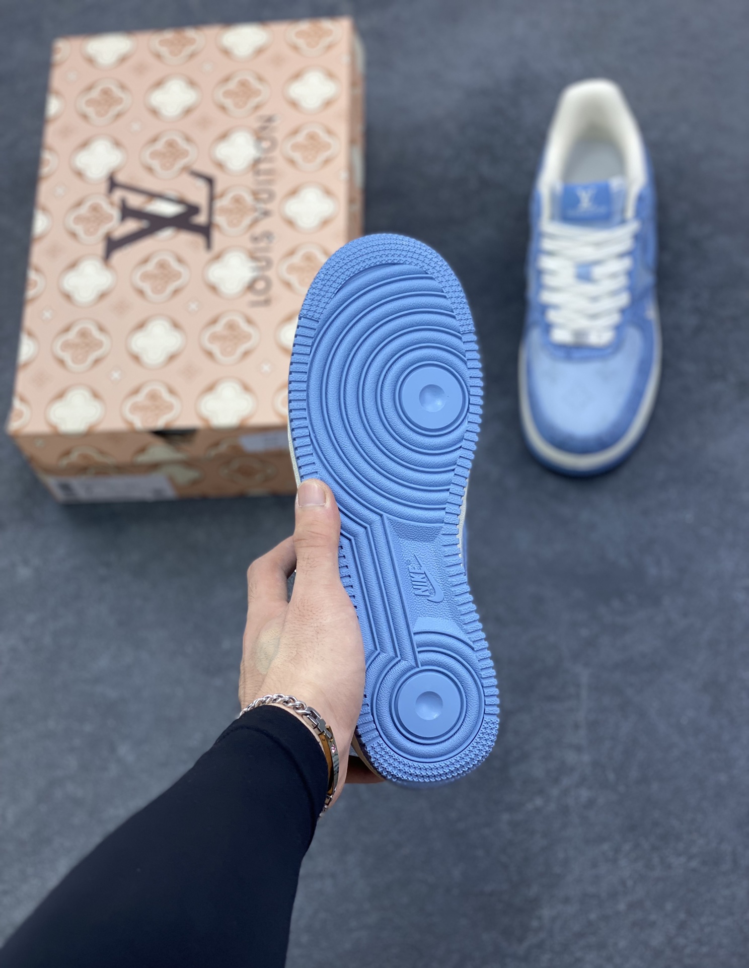 图片[5]-海外量发售！NIke Air Force 1 \’07 Low LV联名–浅蓝空军一号低帮 运动鞋 休闲鞋 折边针车 防水牛仔布 工艺难度大 原楦头原纸板 高端定制鞋盒 原厂鞋底 超高清洁度 细节完美 货号：YF9511-823 尺码：36 36.5 37.5 38 38.5 39 40 40.5 41 42 42.5 43 44 44.5 45-选品中心
