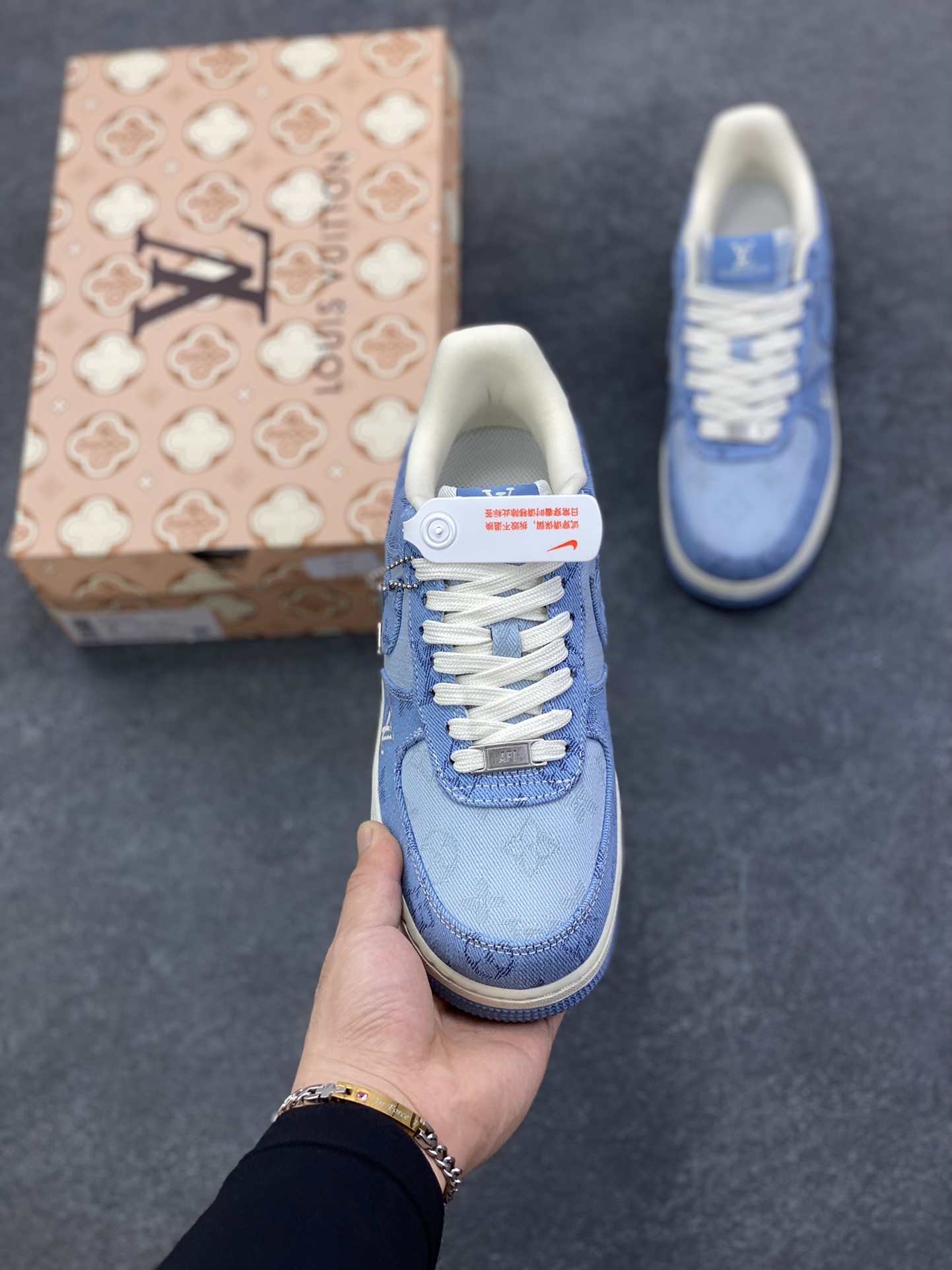 图片[2]-海外量发售！NIke Air Force 1 \’07 Low LV联名–浅蓝空军一号低帮 运动鞋 休闲鞋 折边针车 防水牛仔布 工艺难度大 原楦头原纸板 高端定制鞋盒 原厂鞋底 超高清洁度 细节完美 货号：YF9511-823 尺码：36 36.5 37.5 38 38.5 39 40 40.5 41 42 42.5 43 44 44.5 45-选品中心
