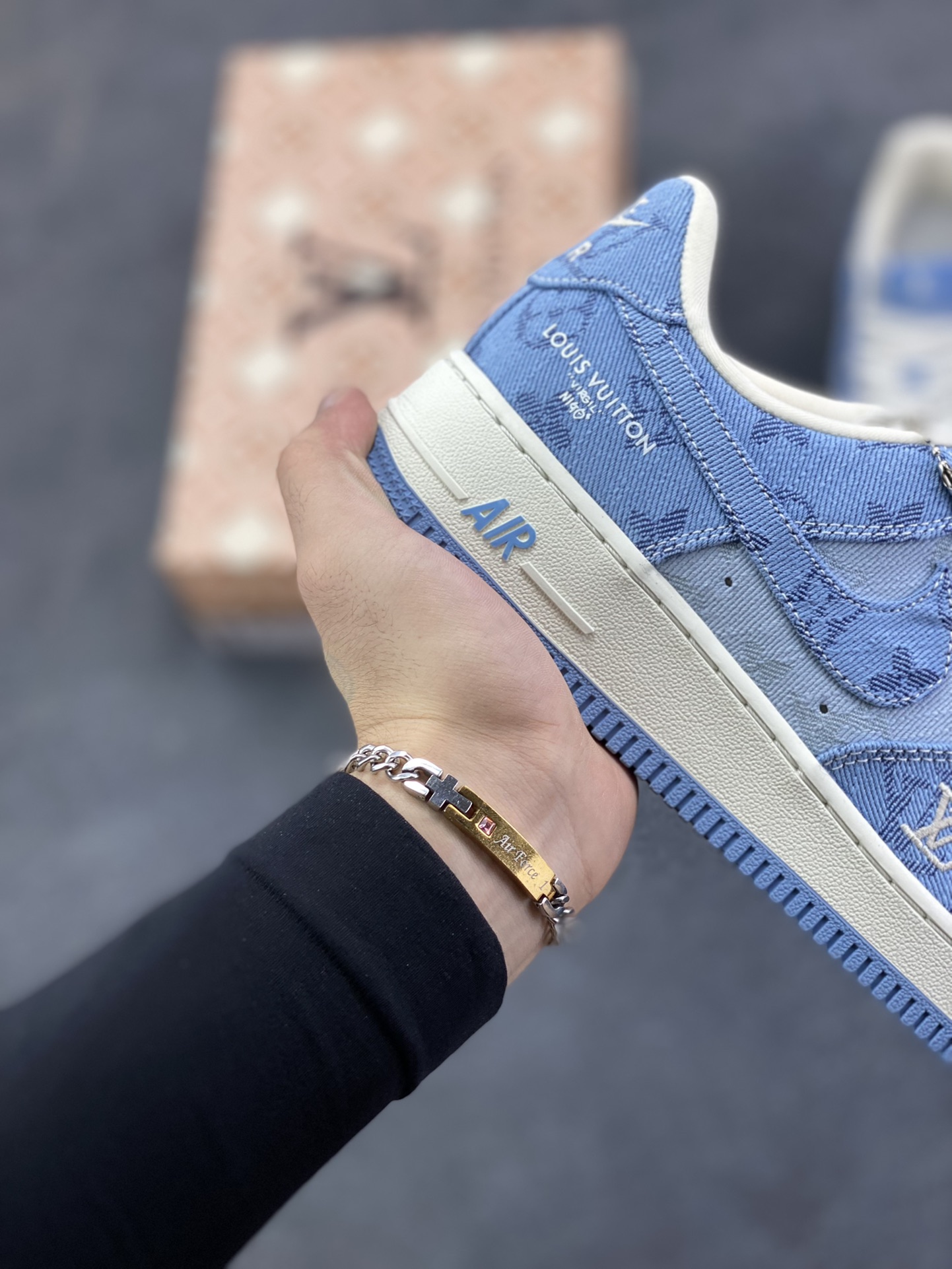 图片[6]-海外量发售！NIke Air Force 1 \’07 Low LV联名–浅蓝空军一号低帮 运动鞋 休闲鞋 折边针车 防水牛仔布 工艺难度大 原楦头原纸板 高端定制鞋盒 原厂鞋底 超高清洁度 细节完美 货号：YF9511-823 尺码：36 36.5 37.5 38 38.5 39 40 40.5 41 42 42.5 43 44 44.5 45-选品中心