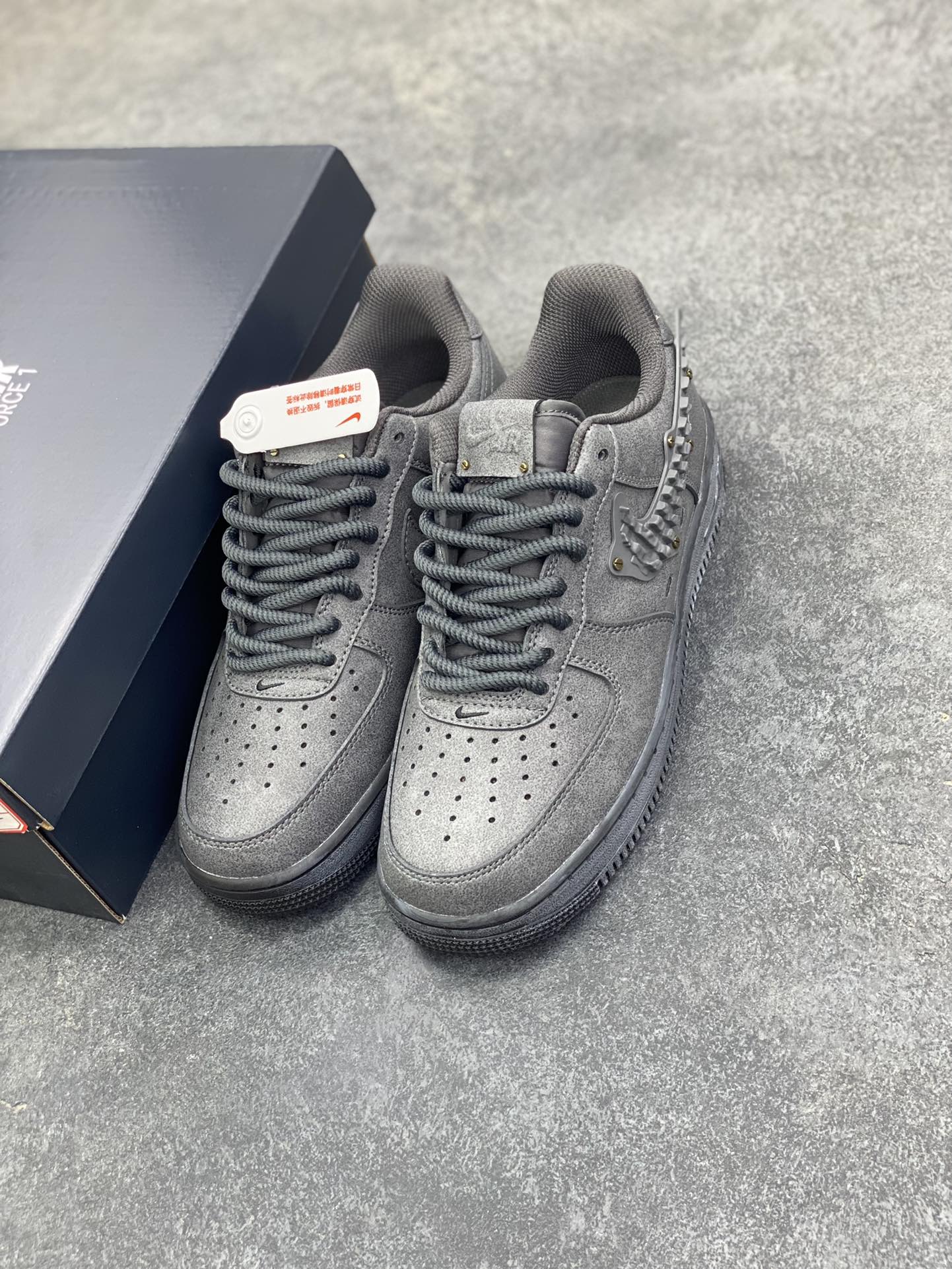 图片[8]-Air Force 1 Low 联名黑 原楦头原纸板 打造纯正空军版型 #专注外贸渠道 全掌内置蜂窝气垫 #原盒配件 原厂中底钢印、拉帮完美 货号：IH4965-254 尺码：36 36.5 37.5 38 38.5 39 40 40.5 41 42 42.5 43 44 44.5 45-选品中心