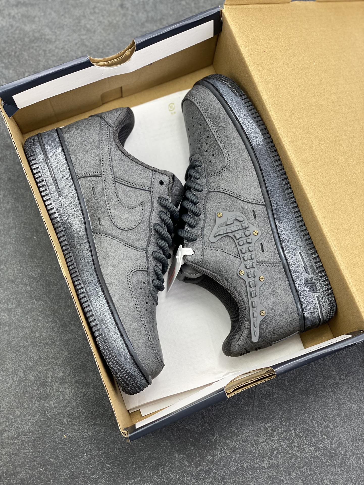 图片[9]-Air Force 1 Low 联名黑 原楦头原纸板 打造纯正空军版型 #专注外贸渠道 全掌内置蜂窝气垫 #原盒配件 原厂中底钢印、拉帮完美 货号：IH4965-254 尺码：36 36.5 37.5 38 38.5 39 40 40.5 41 42 42.5 43 44 44.5 45-选品中心