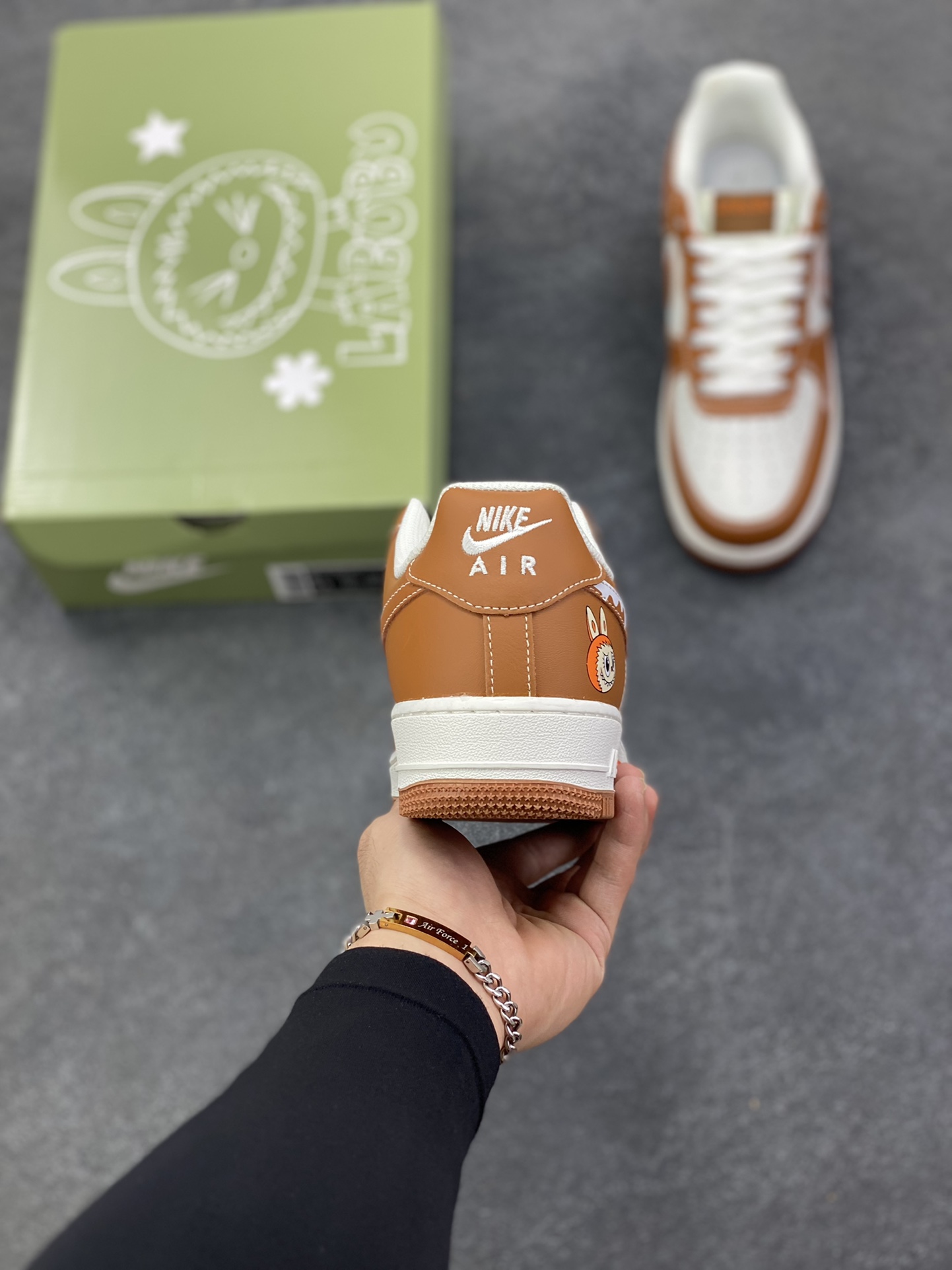 图片[4]-NIke Air Force 1 \’07 Low “栗色涂鸦拉布布”空军一号 低帮 运动鞋 休闲鞋 折边针车 工艺难度大 原楦头原纸板 原装鞋盒 定制五金配件 内置全掌气垫 原厂鞋底 货号：KJ5188-003 尺码：36 36.5 37.5 38 38.5 39 40 40.5 41 42 42.5 43 44 44.5 45-选品中心