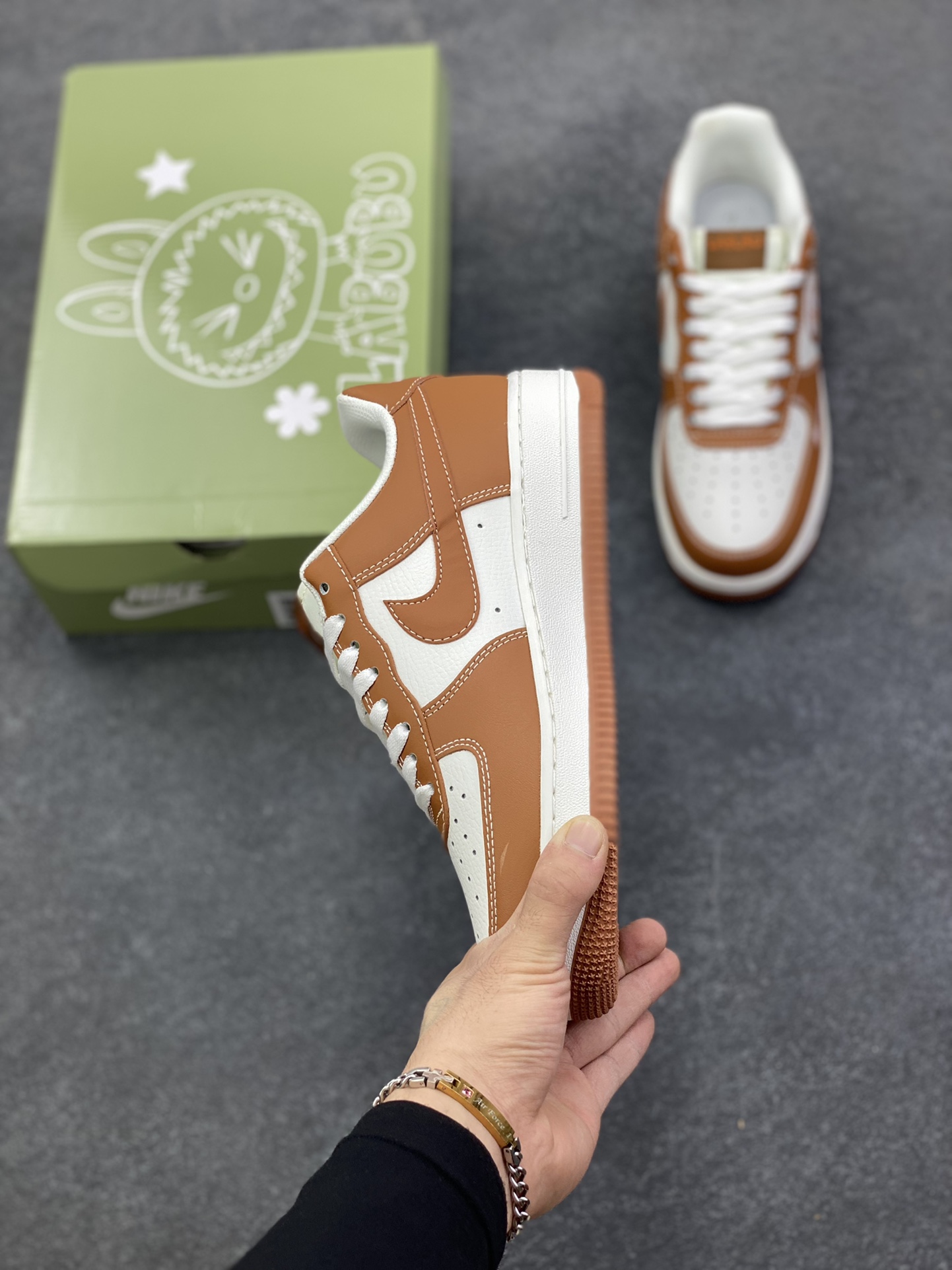 图片[3]-NIke Air Force 1 \’07 Low “栗色涂鸦拉布布”空军一号 低帮 运动鞋 休闲鞋 折边针车 工艺难度大 原楦头原纸板 原装鞋盒 定制五金配件 内置全掌气垫 原厂鞋底 货号：KJ5188-003 尺码：36 36.5 37.5 38 38.5 39 40 40.5 41 42 42.5 43 44 44.5 45-选品中心