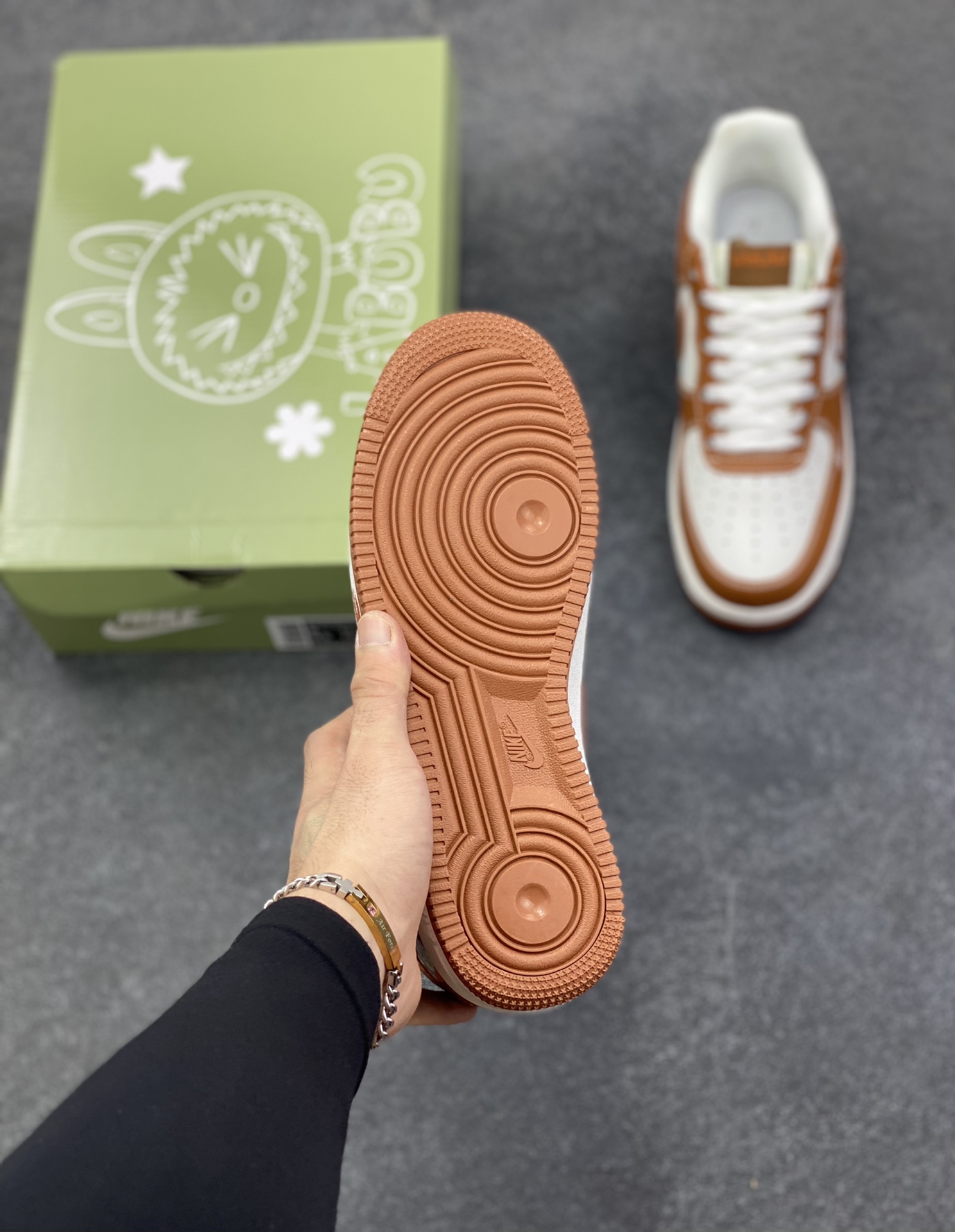 图片[5]-NIke Air Force 1 \’07 Low “栗色涂鸦拉布布”空军一号 低帮 运动鞋 休闲鞋 折边针车 工艺难度大 原楦头原纸板 原装鞋盒 定制五金配件 内置全掌气垫 原厂鞋底 货号：KJ5188-003 尺码：36 36.5 37.5 38 38.5 39 40 40.5 41 42 42.5 43 44 44.5 45-选品中心