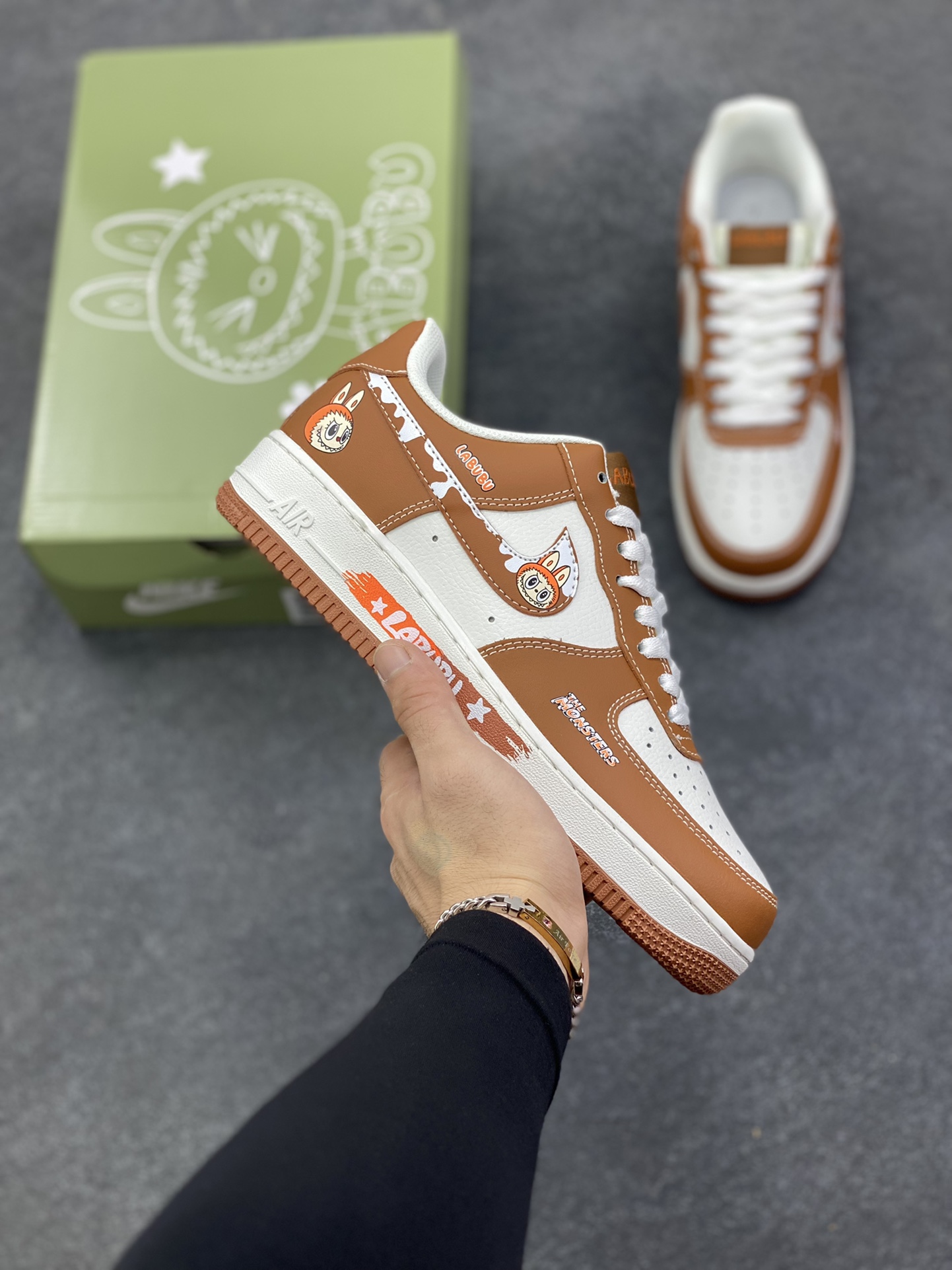 NIke Air Force 1 \'07 Low “栗色涂鸦拉布布”空军一号 低帮 运动鞋 休闲鞋 折边针车 工艺难度大 原楦头原纸板 原装鞋盒 定制五金配件 内置全掌气垫 原厂鞋底 货号：KJ5188-003 尺码：36 36.5 37.5 38 38.5 39 40 40.5 41 42 42.5 43 44 44.5 45-选品中心