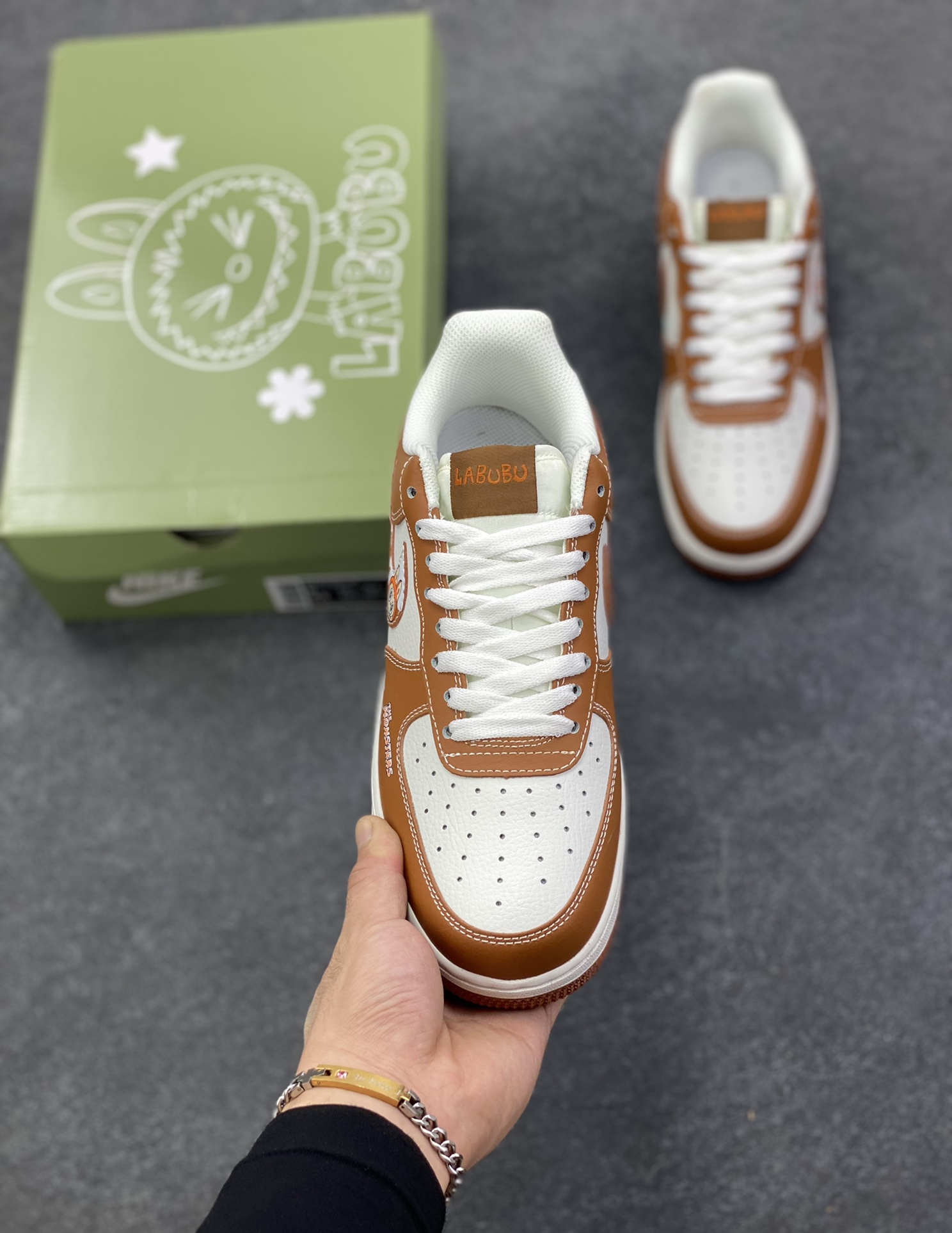 图片[2]-NIke Air Force 1 \’07 Low “栗色涂鸦拉布布”空军一号 低帮 运动鞋 休闲鞋 折边针车 工艺难度大 原楦头原纸板 原装鞋盒 定制五金配件 内置全掌气垫 原厂鞋底 货号：KJ5188-003 尺码：36 36.5 37.5 38 38.5 39 40 40.5 41 42 42.5 43 44 44.5 45-选品中心