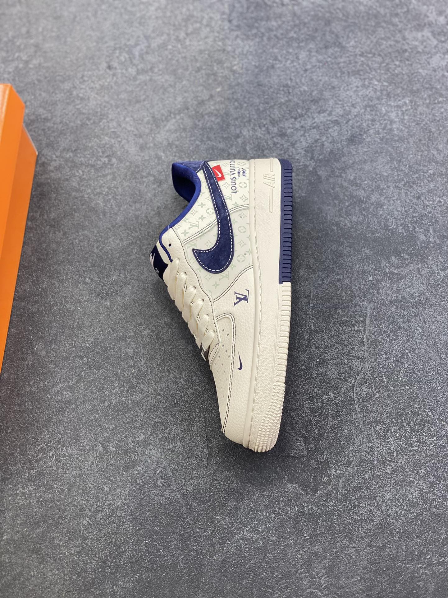 图片[7]-Nike Air Force 1 \’07 Low “LV联名——印花米蓝勾”空军一号 高端定制 低帮 运动鞋 休闲鞋 折边针车 工艺难度大 原楦头原纸板 原装鞋盒 定制五金配件 内置全掌气垫 原厂鞋底 货号：MZ9588-817 尺码：36 36.5 37.5 38 38.5 39 40 40.5 41 42 42.5 43 44 44.5 45-选品中心