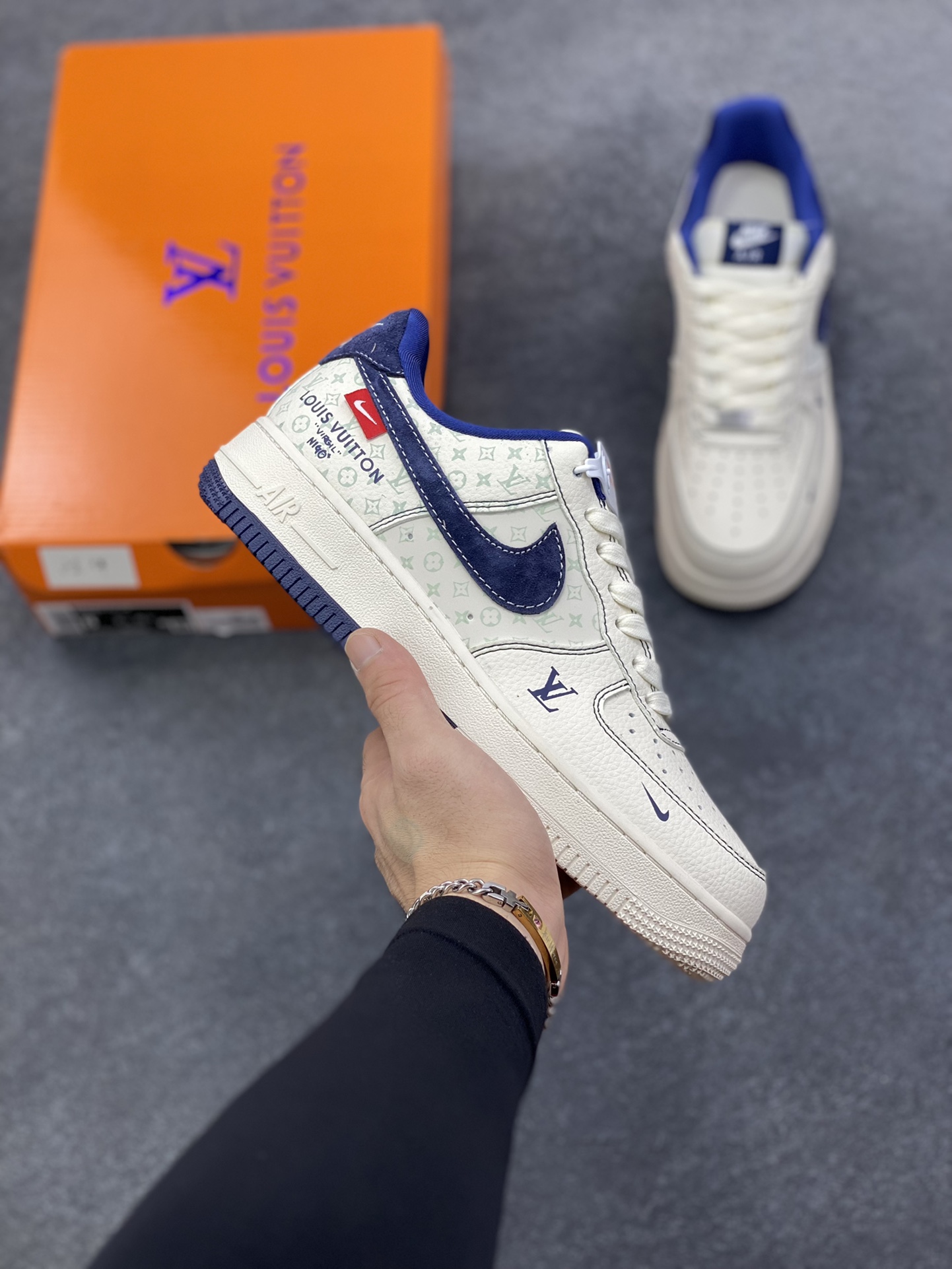 Nike Air Force 1 \’07 Low “LV联名——印花米蓝勾”空军一号 高端定制 低帮 运动鞋 休闲鞋 折边针车 工艺难度大 原楦头原纸板 原装鞋盒 定制五金配件 内置全掌气垫 原厂鞋底 货号：MZ9588-817 尺码：36 36.5 37.5 38 38.5 39 40 40.5 41 42 42.5 43 44 44.5 45-选品中心