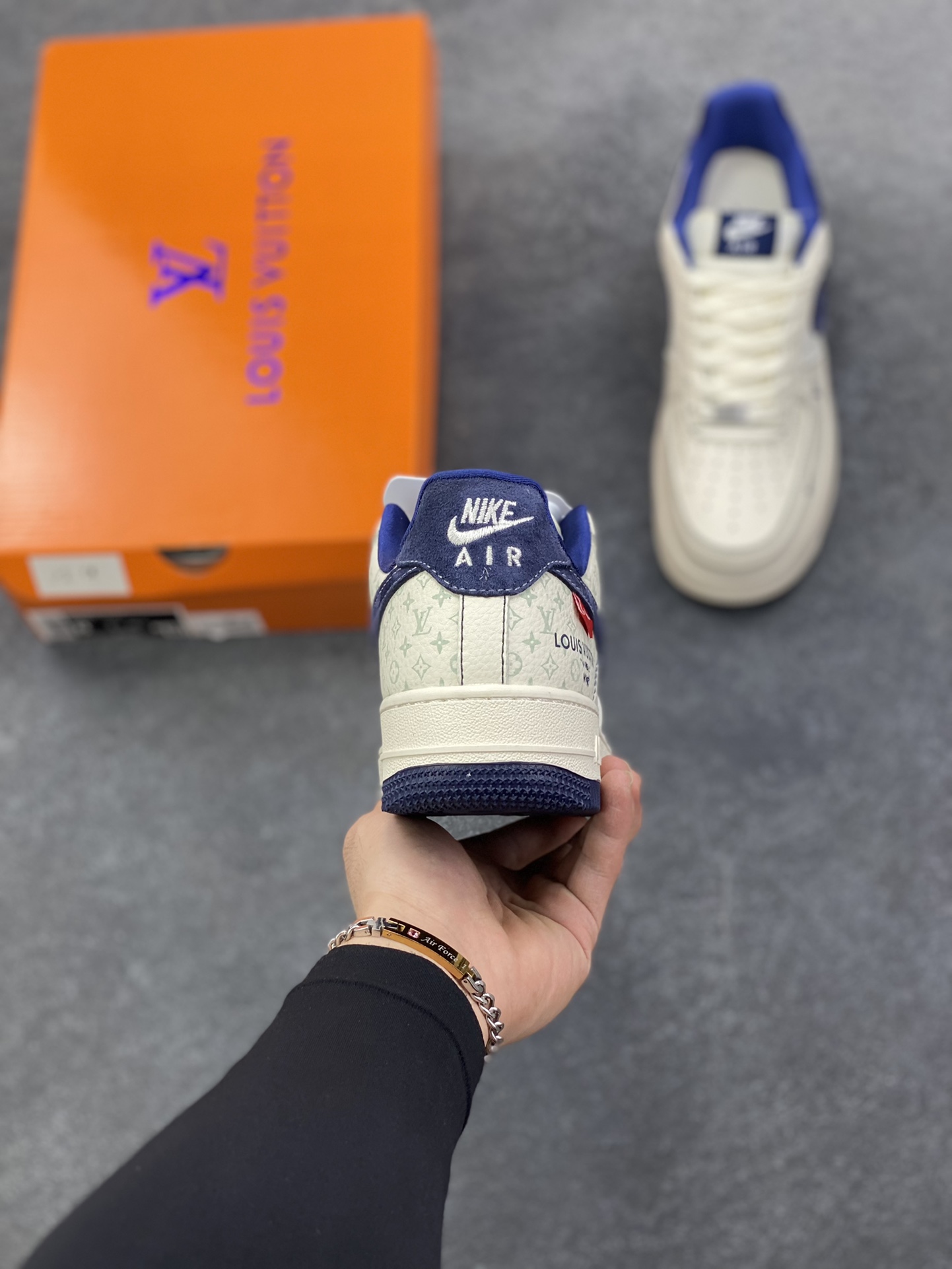 图片[4]-Nike Air Force 1 \’07 Low “LV联名——印花米蓝勾”空军一号 高端定制 低帮 运动鞋 休闲鞋 折边针车 工艺难度大 原楦头原纸板 原装鞋盒 定制五金配件 内置全掌气垫 原厂鞋底 货号：MZ9588-817 尺码：36 36.5 37.5 38 38.5 39 40 40.5 41 42 42.5 43 44 44.5 45-选品中心
