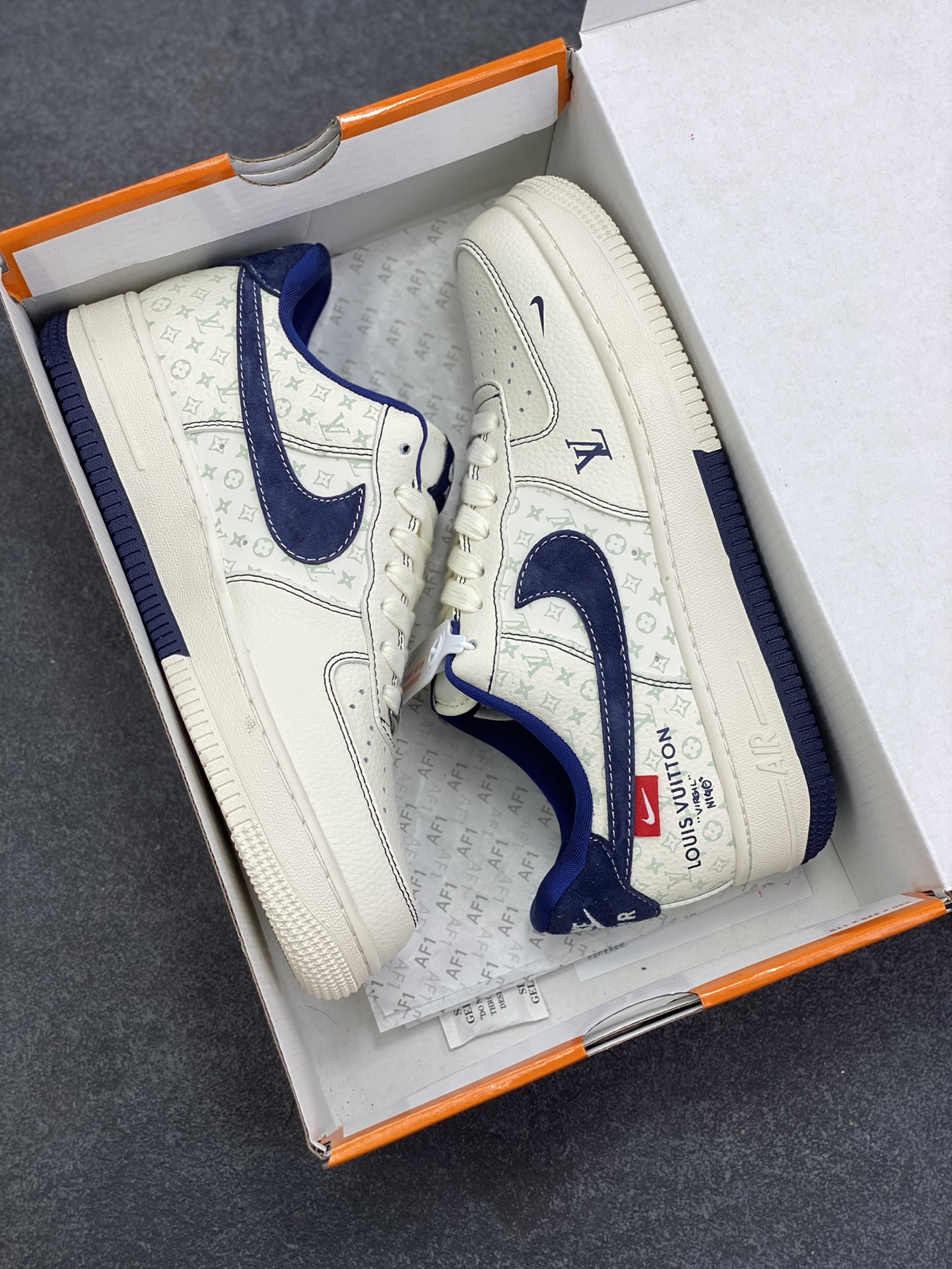 图片[9]-Nike Air Force 1 \’07 Low “LV联名——印花米蓝勾”空军一号 高端定制 低帮 运动鞋 休闲鞋 折边针车 工艺难度大 原楦头原纸板 原装鞋盒 定制五金配件 内置全掌气垫 原厂鞋底 货号：MZ9588-817 尺码：36 36.5 37.5 38 38.5 39 40 40.5 41 42 42.5 43 44 44.5 45-选品中心