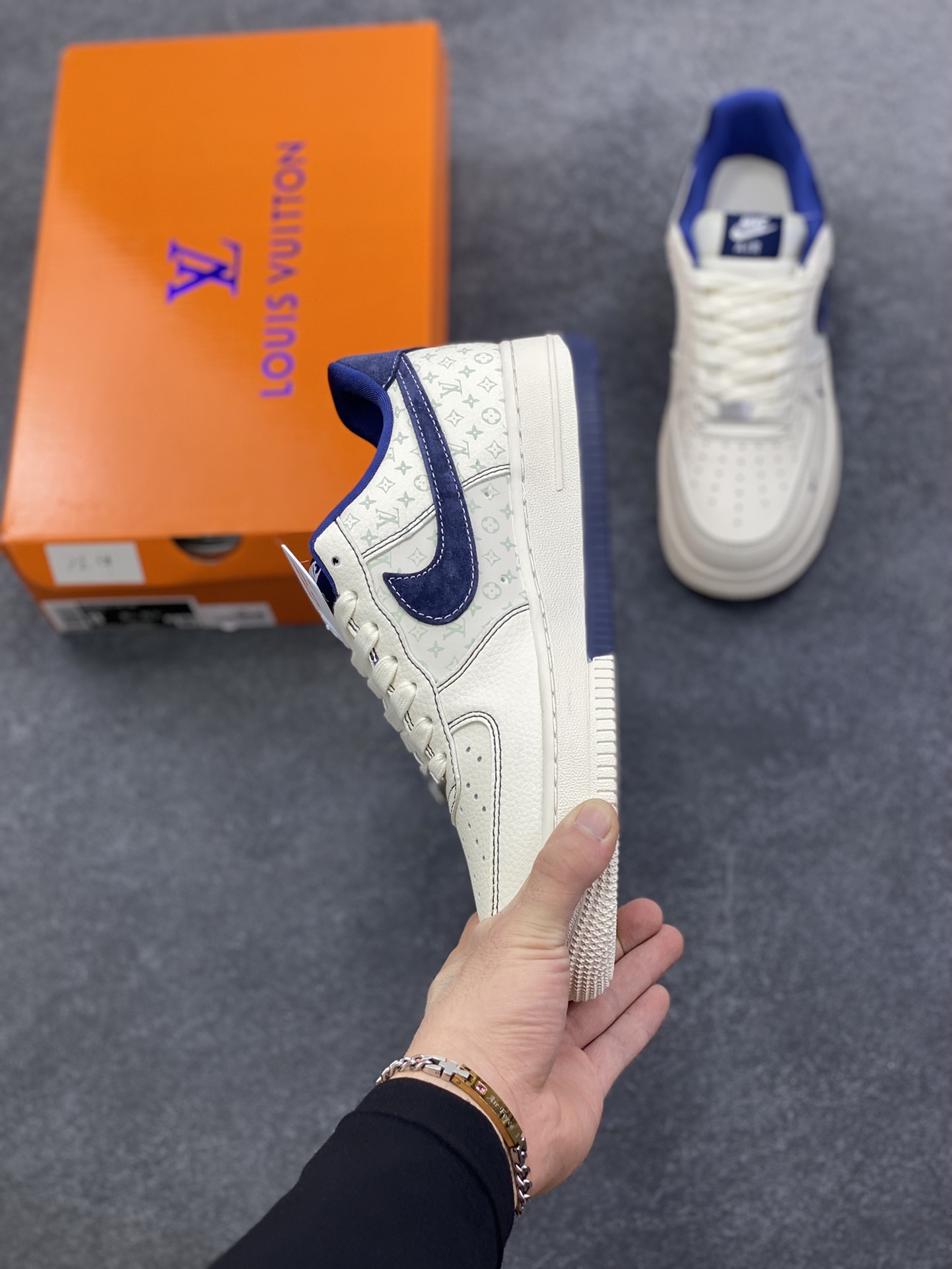 图片[3]-Nike Air Force 1 \’07 Low “LV联名——印花米蓝勾”空军一号 高端定制 低帮 运动鞋 休闲鞋 折边针车 工艺难度大 原楦头原纸板 原装鞋盒 定制五金配件 内置全掌气垫 原厂鞋底 货号：MZ9588-817 尺码：36 36.5 37.5 38 38.5 39 40 40.5 41 42 42.5 43 44 44.5 45-选品中心