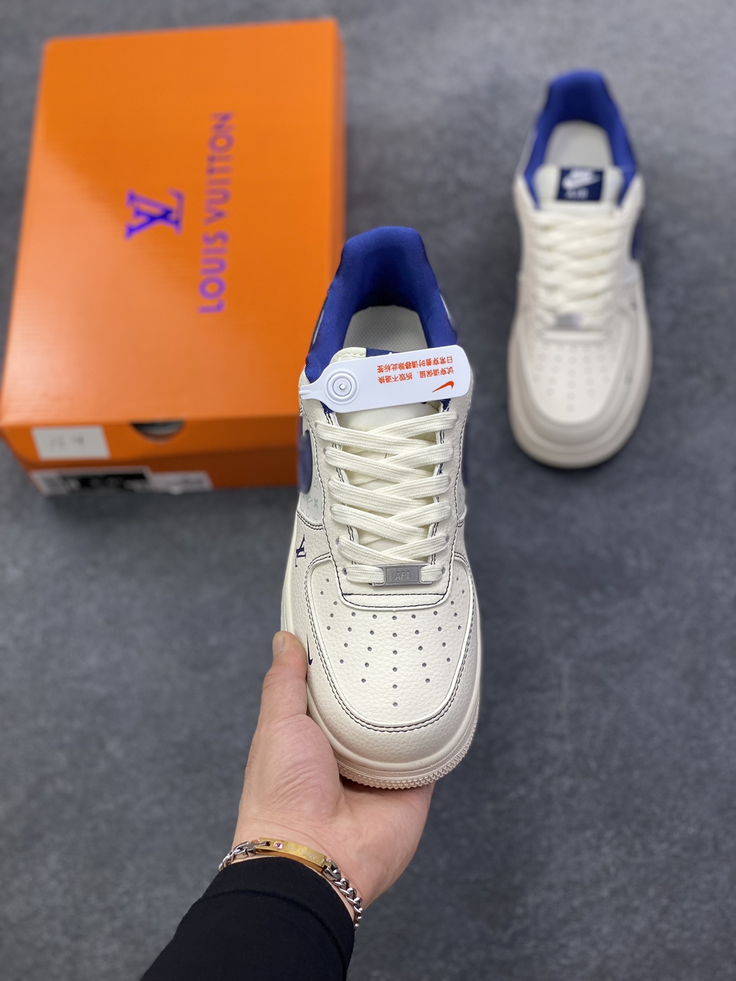 图片[2]-Nike Air Force 1 \’07 Low “LV联名——印花米蓝勾”空军一号 高端定制 低帮 运动鞋 休闲鞋 折边针车 工艺难度大 原楦头原纸板 原装鞋盒 定制五金配件 内置全掌气垫 原厂鞋底 货号：MZ9588-817 尺码：36 36.5 37.5 38 38.5 39 40 40.5 41 42 42.5 43 44 44.5 45-选品中心