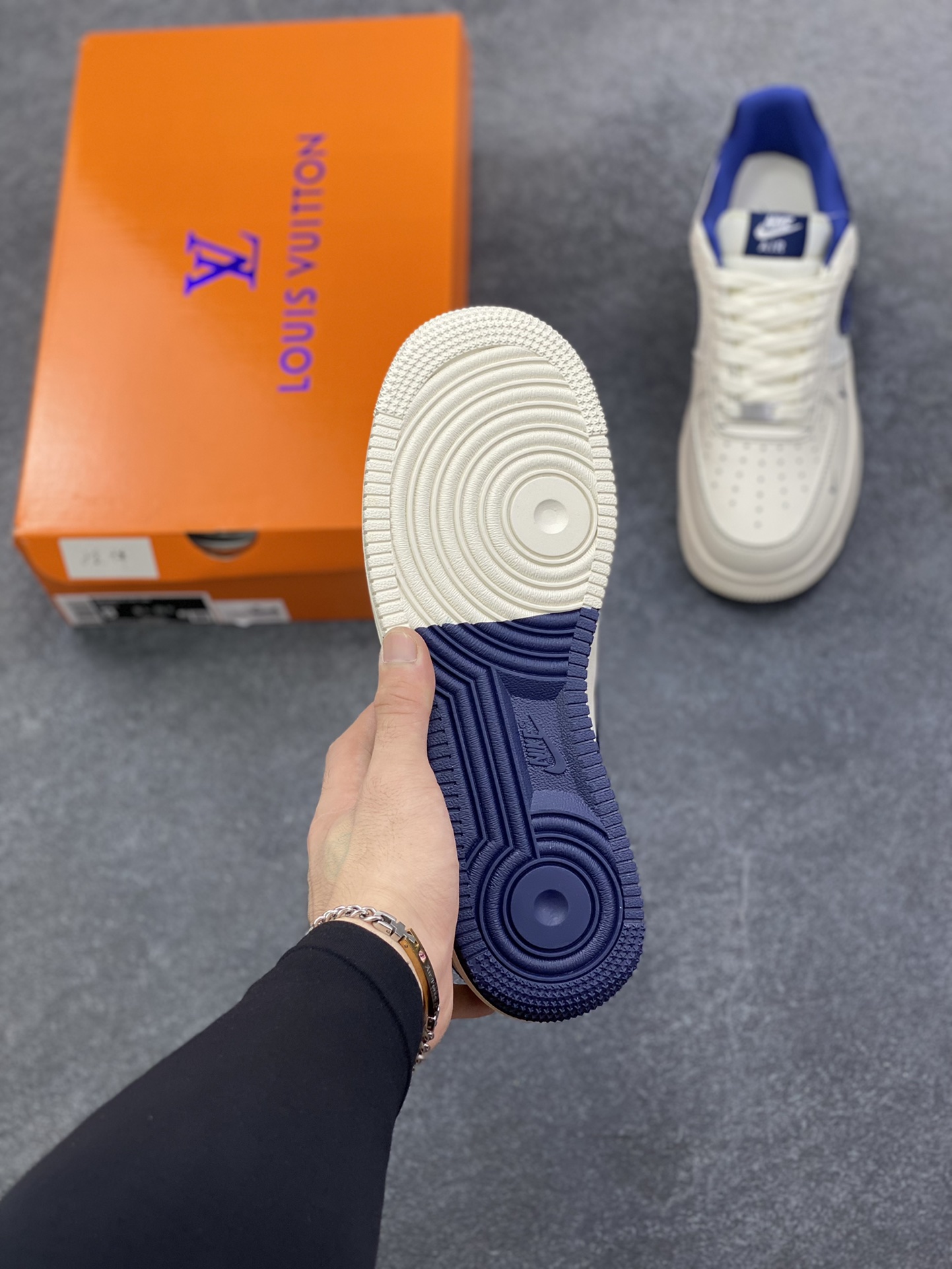 图片[5]-Nike Air Force 1 \’07 Low “LV联名——印花米蓝勾”空军一号 高端定制 低帮 运动鞋 休闲鞋 折边针车 工艺难度大 原楦头原纸板 原装鞋盒 定制五金配件 内置全掌气垫 原厂鞋底 货号：MZ9588-817 尺码：36 36.5 37.5 38 38.5 39 40 40.5 41 42 42.5 43 44 44.5 45-选品中心