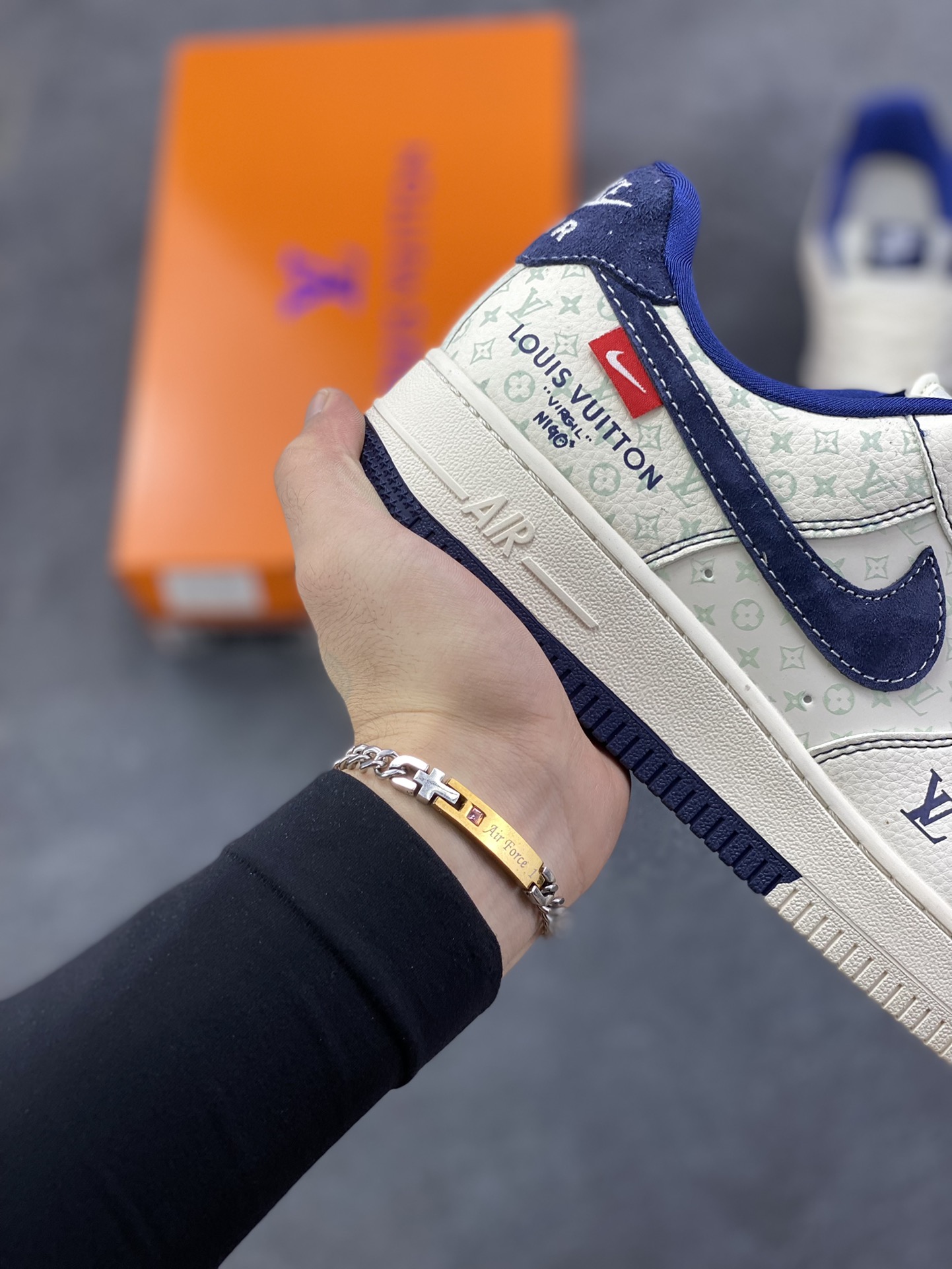 图片[6]-Nike Air Force 1 \’07 Low “LV联名——印花米蓝勾”空军一号 高端定制 低帮 运动鞋 休闲鞋 折边针车 工艺难度大 原楦头原纸板 原装鞋盒 定制五金配件 内置全掌气垫 原厂鞋底 货号：MZ9588-817 尺码：36 36.5 37.5 38 38.5 39 40 40.5 41 42 42.5 43 44 44.5 45-选品中心