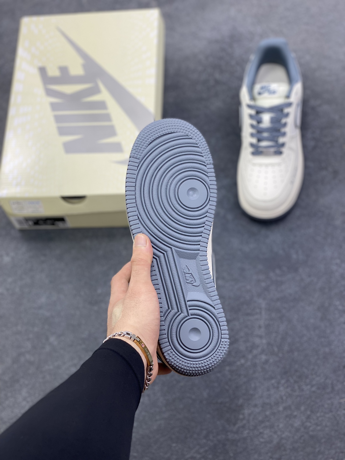 图片[5]-NIke Air Force 1 \’07 Low “NIKE——米深灰兔八哥”空军一号 低帮 运动鞋 休闲鞋 折边针车 工艺难度大 原楦头原纸板 原装鞋盒 定制五金配件 内置全掌气垫 原厂鞋底 货号：JP8028-014 尺码：36 36.5 37.5 38 38.5 39 40 40.5 41 42 42.5 43 44 44.5 45-选品中心