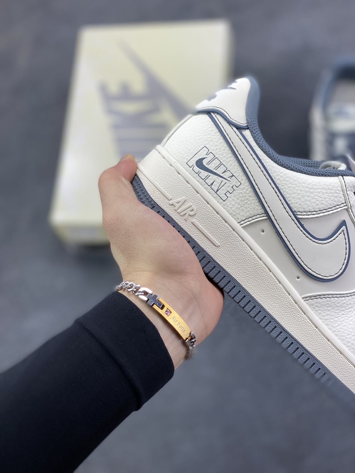 图片[6]-NIke Air Force 1 \’07 Low “NIKE——米深灰兔八哥”空军一号 低帮 运动鞋 休闲鞋 折边针车 工艺难度大 原楦头原纸板 原装鞋盒 定制五金配件 内置全掌气垫 原厂鞋底 货号：JP8028-014 尺码：36 36.5 37.5 38 38.5 39 40 40.5 41 42 42.5 43 44 44.5 45-选品中心