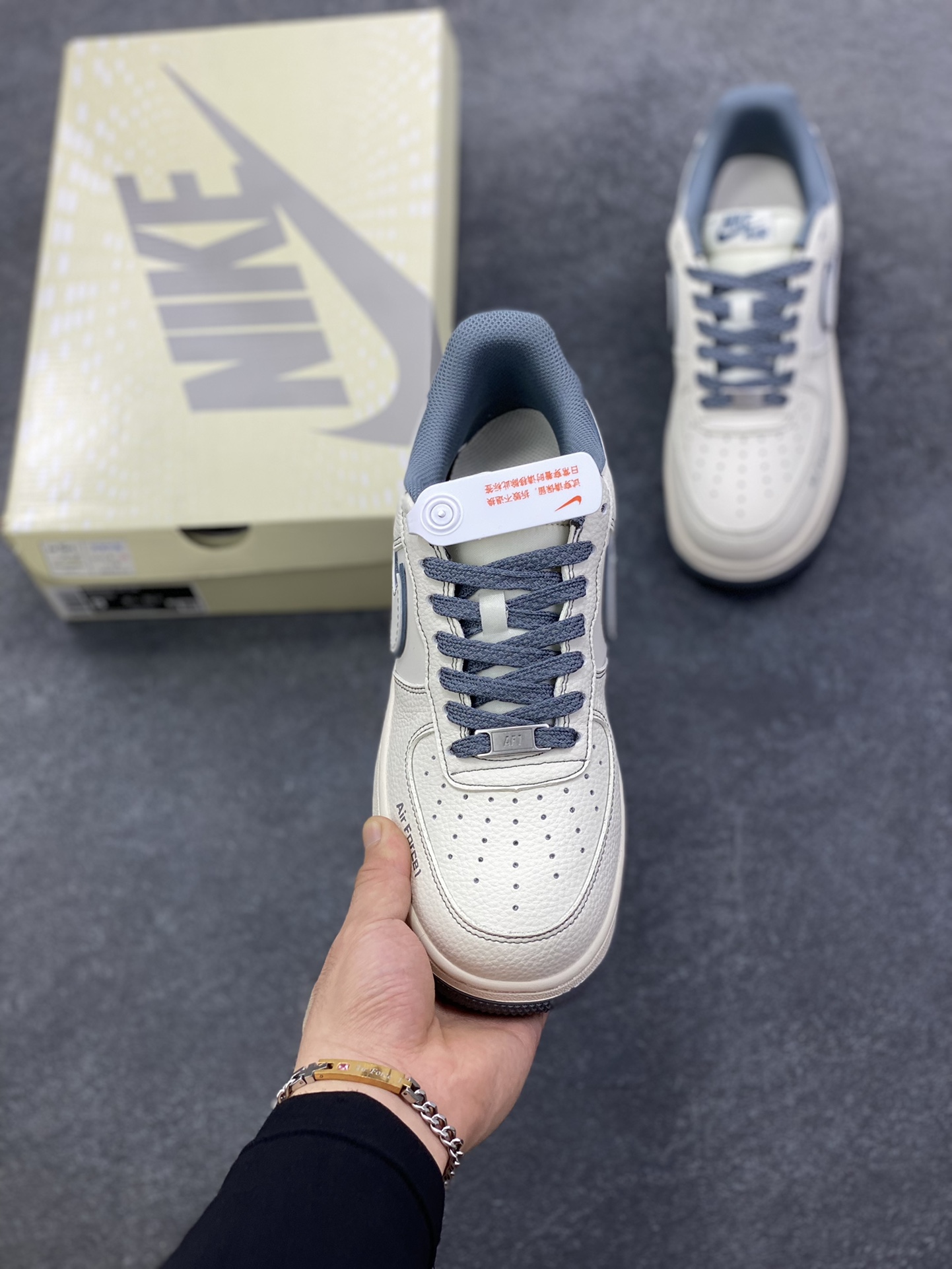 图片[2]-NIke Air Force 1 \’07 Low “NIKE——米深灰兔八哥”空军一号 低帮 运动鞋 休闲鞋 折边针车 工艺难度大 原楦头原纸板 原装鞋盒 定制五金配件 内置全掌气垫 原厂鞋底 货号：JP8028-014 尺码：36 36.5 37.5 38 38.5 39 40 40.5 41 42 42.5 43 44 44.5 45-选品中心