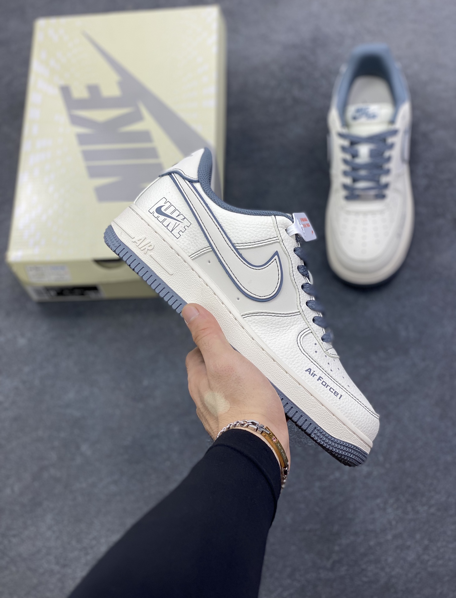 NIke Air Force 1 \’07 Low “NIKE——米深灰兔八哥”空军一号 低帮 运动鞋 休闲鞋 折边针车 工艺难度大 原楦头原纸板 原装鞋盒 定制五金配件 内置全掌气垫 原厂鞋底 货号：JP8028-014 尺码：36 36.5 37.5 38 38.5 39 40 40.5 41 42 42.5 43 44 44.5 45-选品中心
