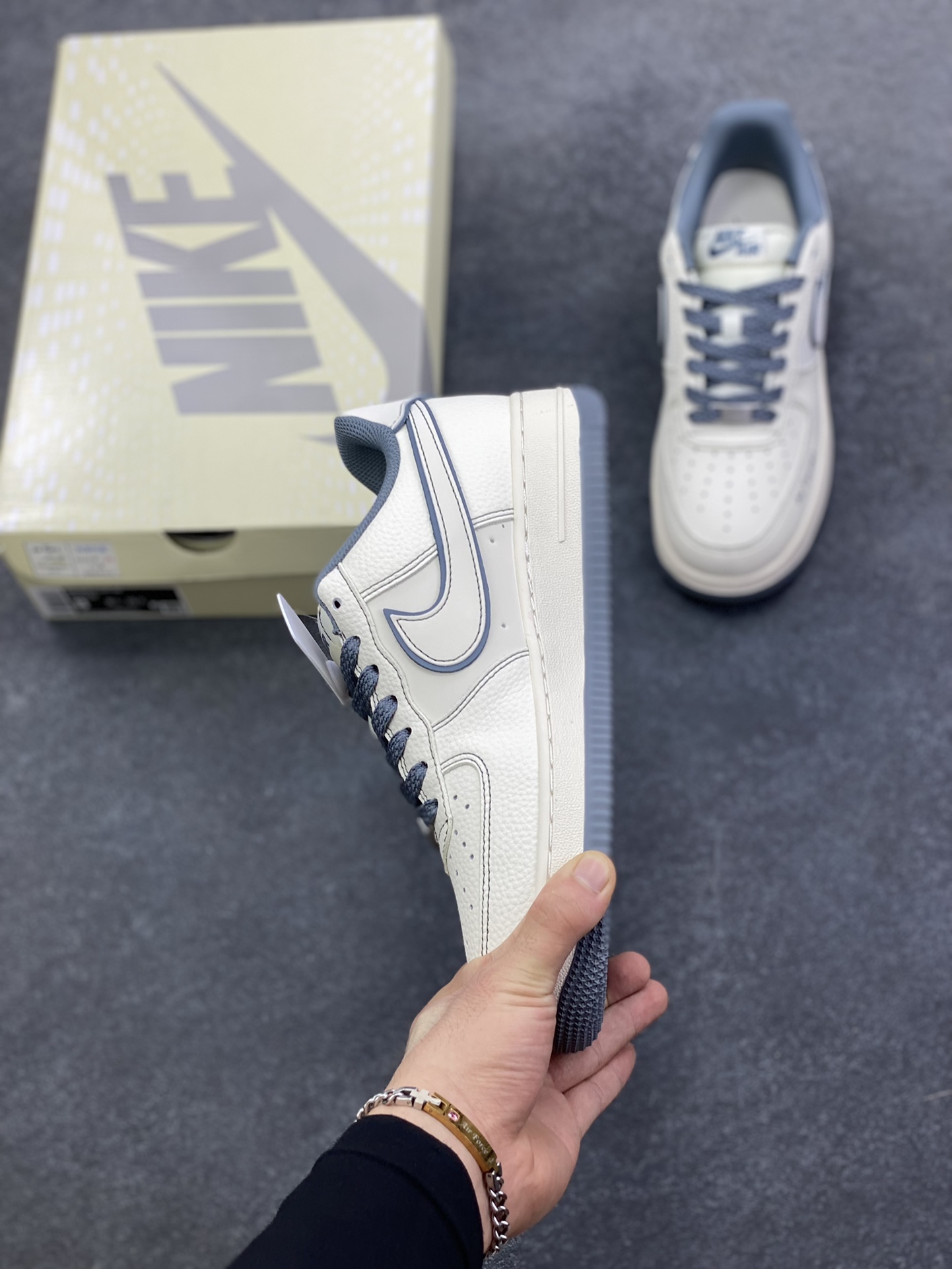 图片[3]-NIke Air Force 1 \’07 Low “NIKE——米深灰兔八哥”空军一号 低帮 运动鞋 休闲鞋 折边针车 工艺难度大 原楦头原纸板 原装鞋盒 定制五金配件 内置全掌气垫 原厂鞋底 货号：JP8028-014 尺码：36 36.5 37.5 38 38.5 39 40 40.5 41 42 42.5 43 44 44.5 45-选品中心