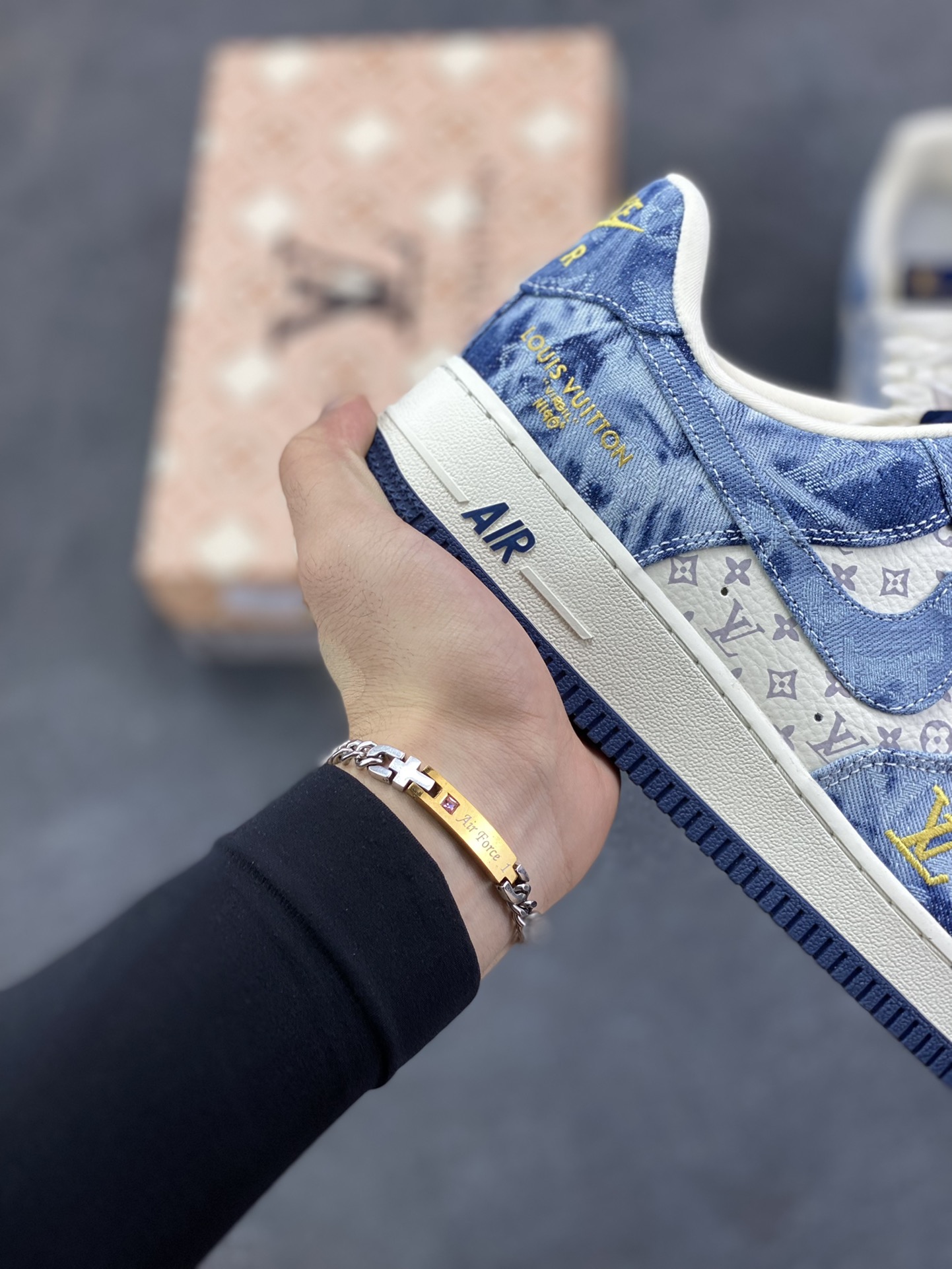 图片[6]-海外量发售！NIke Air Force 1 \’07 Low LV联名–牛仔蓝空军一号低帮 运动鞋 休闲鞋 折边针车 防水牛仔布 工艺难度大 原楦头原纸板 高端定制鞋盒 原厂鞋底 超高清洁度 细节完美 货号：YF9511-818 尺码：36 36.5 37.5 38 38.5 39 40 40.5 41 42 42.5 43 44 44.5 45-选品中心
